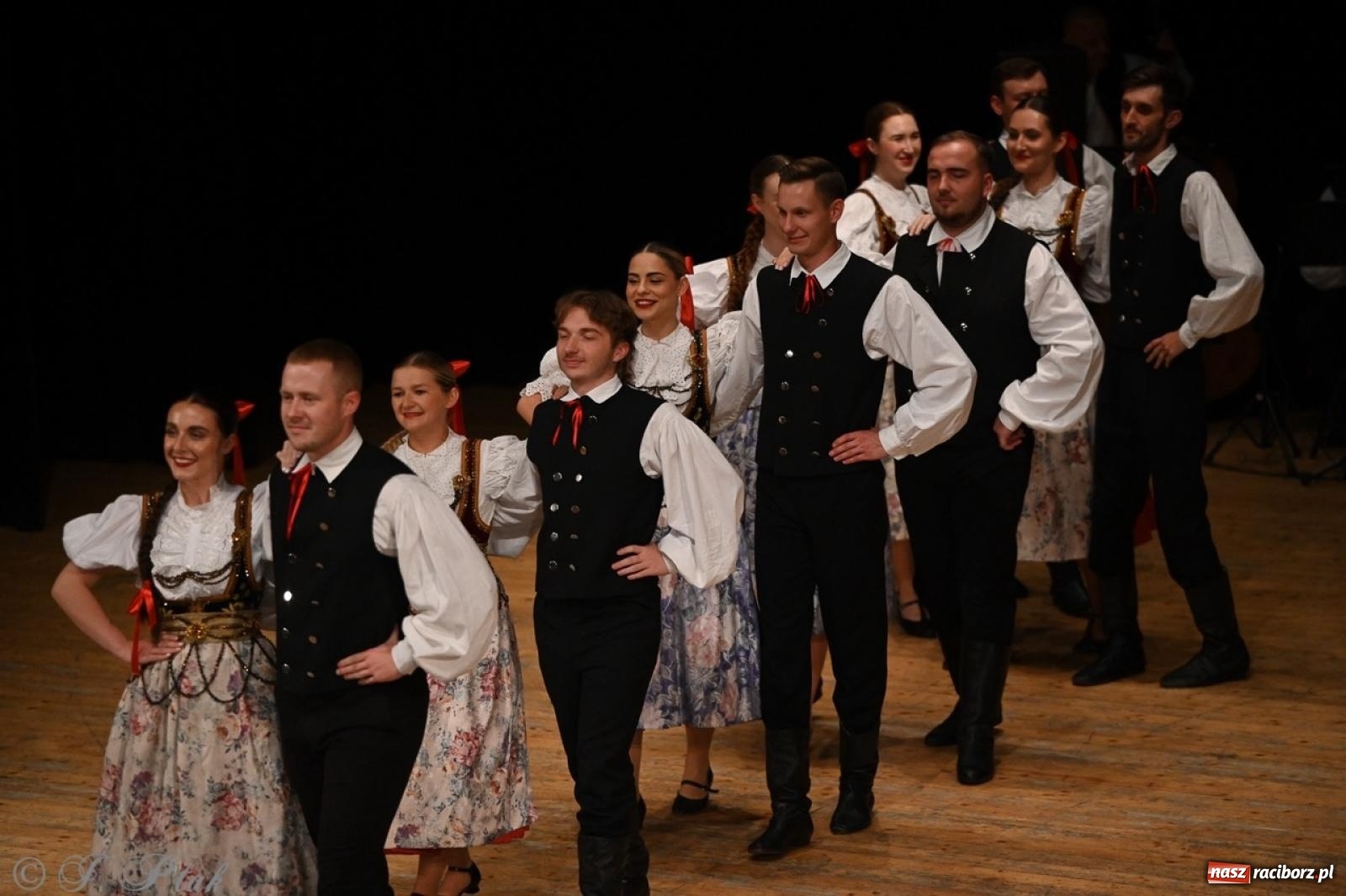 Zdjęcie w galerii na portalu naszraciborz.pl: 70. urodziny Zespołu Pieśni i Tańca Strzecha. Koncert jubileuszowy w RCK [FOTO i WIDEO] wiadomości z regionu