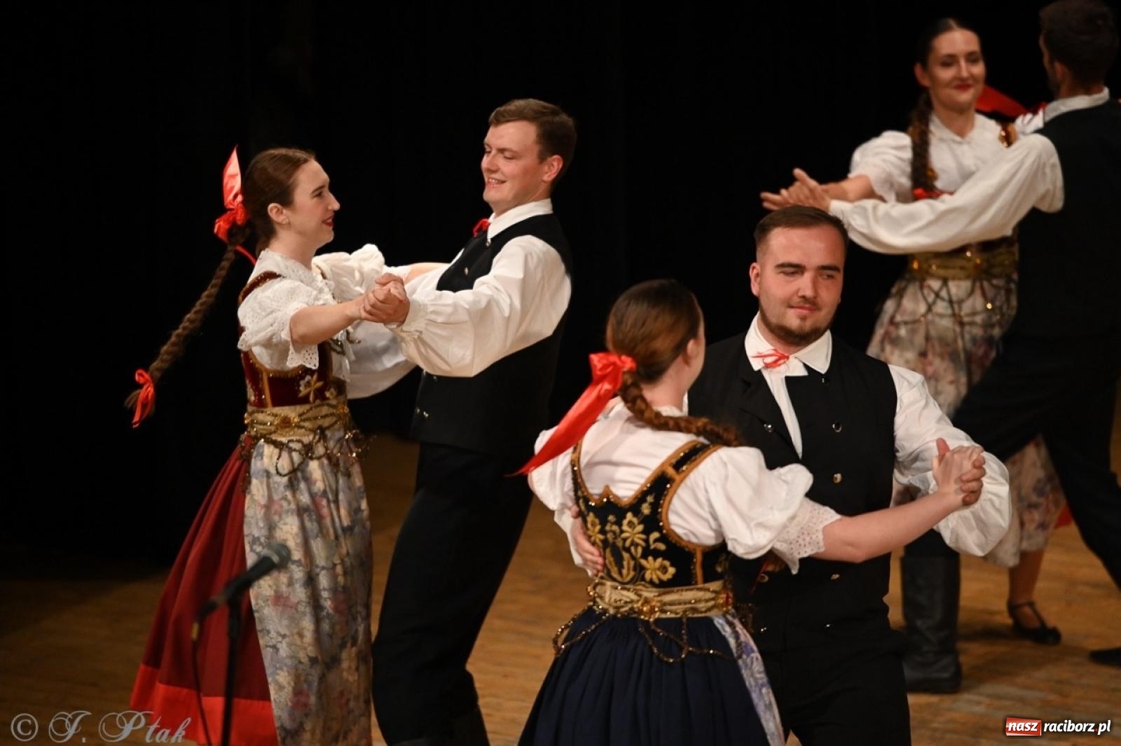 Zdjęcie w galerii na portalu naszraciborz.pl: 70. urodziny Zespołu Pieśni i Tańca Strzecha. Koncert jubileuszowy w RCK [FOTO i WIDEO] wiadomości z regionu