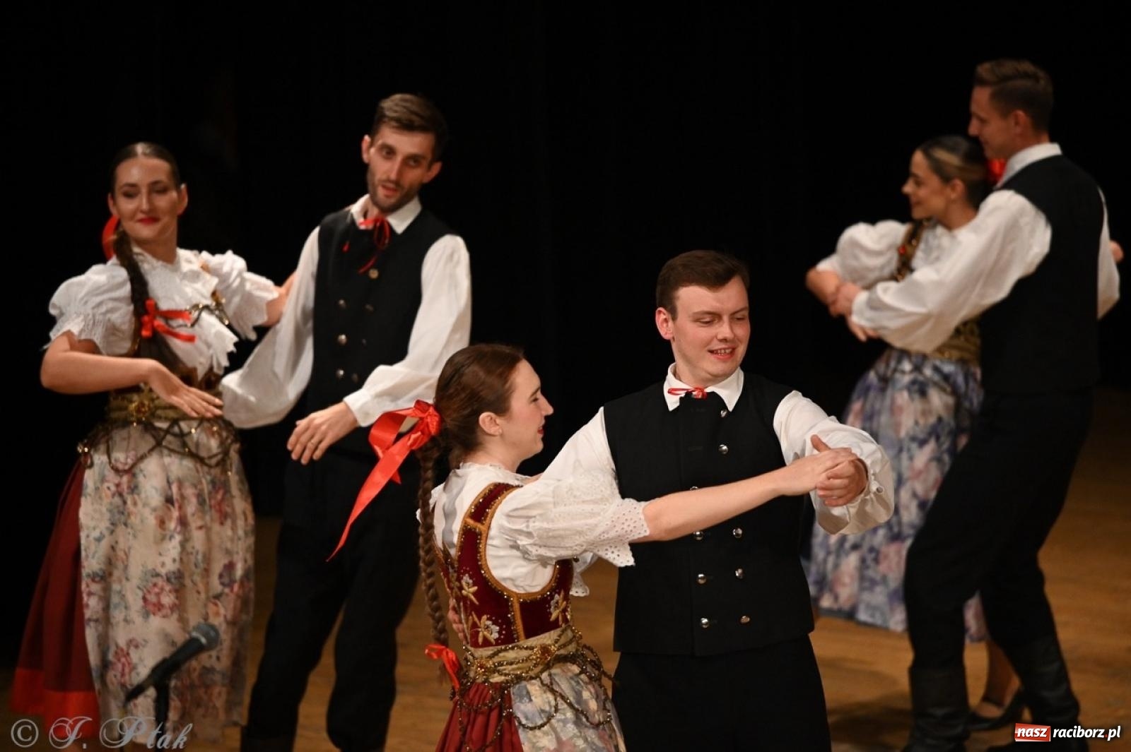 Zdjęcie w galerii na portalu naszraciborz.pl: 70. urodziny Zespołu Pieśni i Tańca Strzecha. Koncert jubileuszowy w RCK [FOTO i WIDEO] wiadomości z regionu