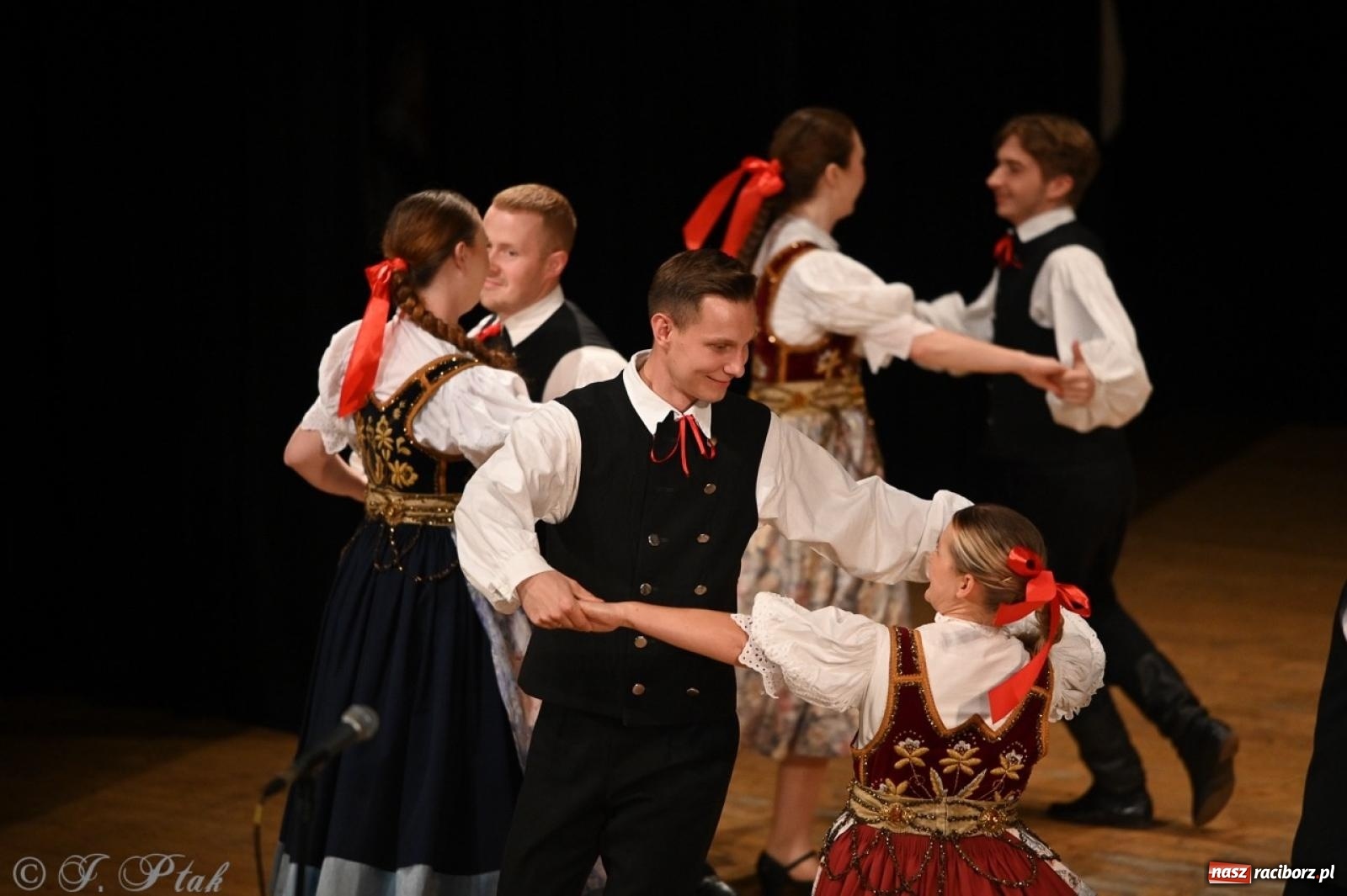 Zdjęcie w galerii na portalu naszraciborz.pl: 70. urodziny Zespołu Pieśni i Tańca Strzecha. Koncert jubileuszowy w RCK [FOTO i WIDEO] wiadomości z regionu