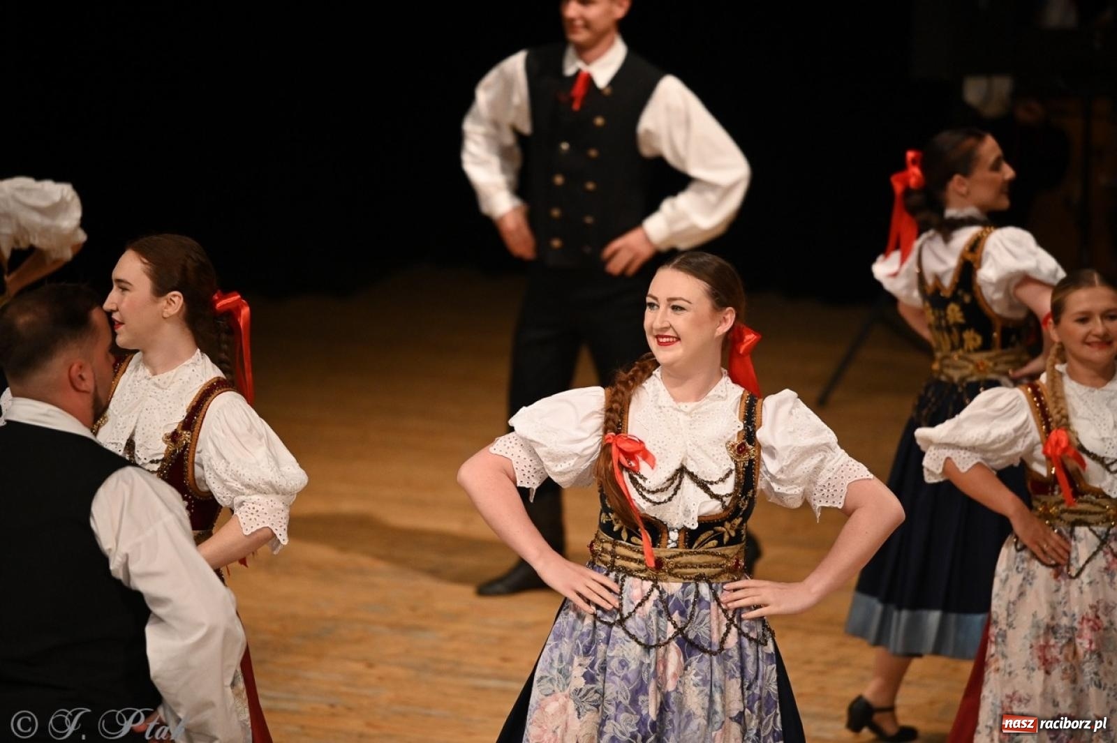 Zdjęcie w galerii na portalu naszraciborz.pl: 70. urodziny Zespołu Pieśni i Tańca Strzecha. Koncert jubileuszowy w RCK [FOTO i WIDEO] wiadomości z regionu