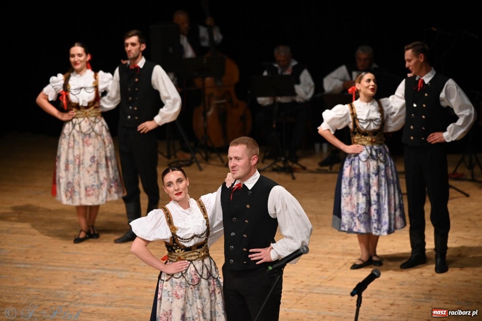 Zdjęcie w galerii na portalu naszraciborz.pl: 70. urodziny Zespołu Pieśni i Tańca Strzecha. Koncert jubileuszowy w RCK [FOTO i WIDEO] wiadomości z regionu
