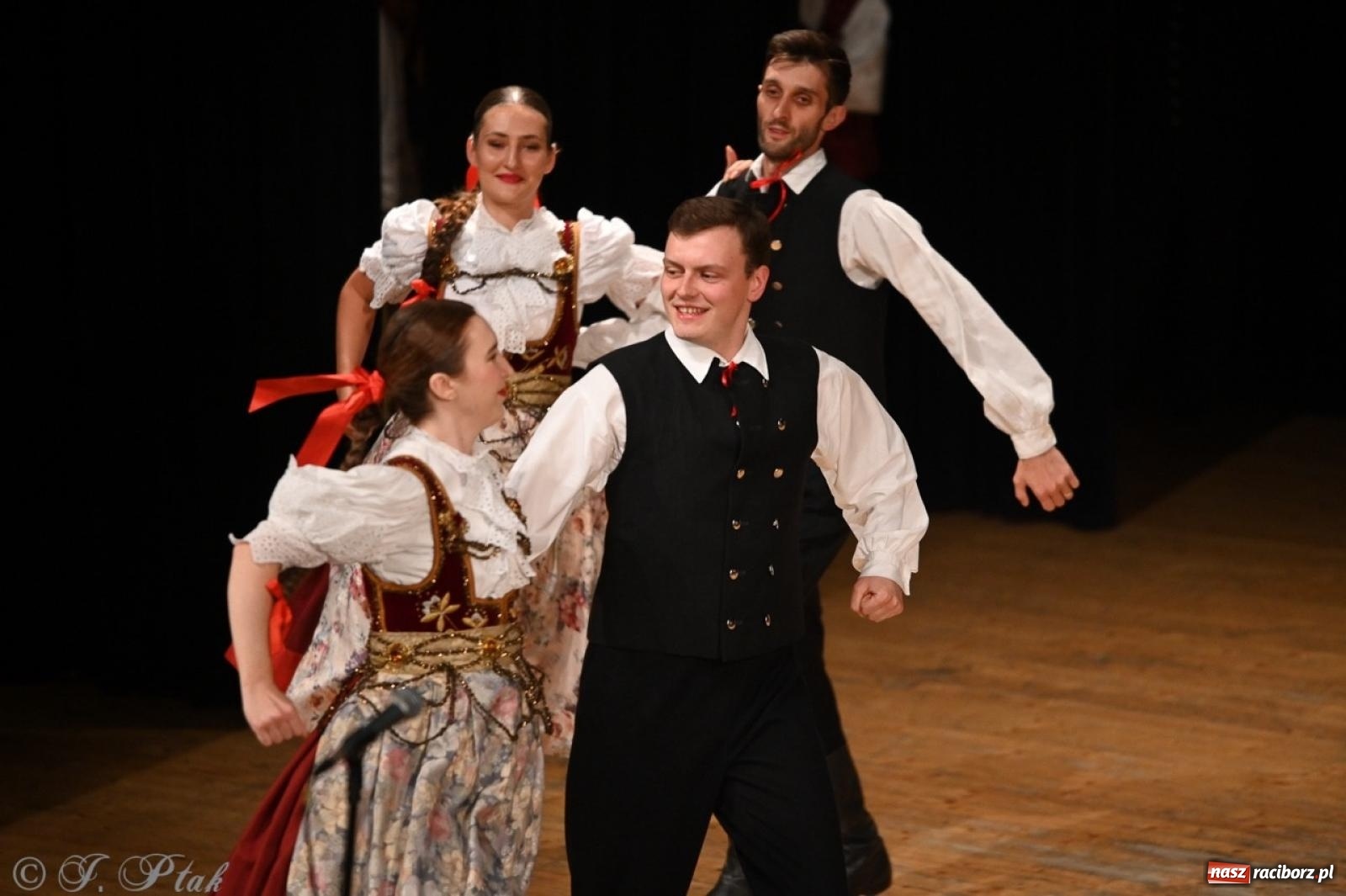 Zdjęcie w galerii na portalu naszraciborz.pl: 70. urodziny Zespołu Pieśni i Tańca Strzecha. Koncert jubileuszowy w RCK [FOTO i WIDEO] wiadomości z regionu