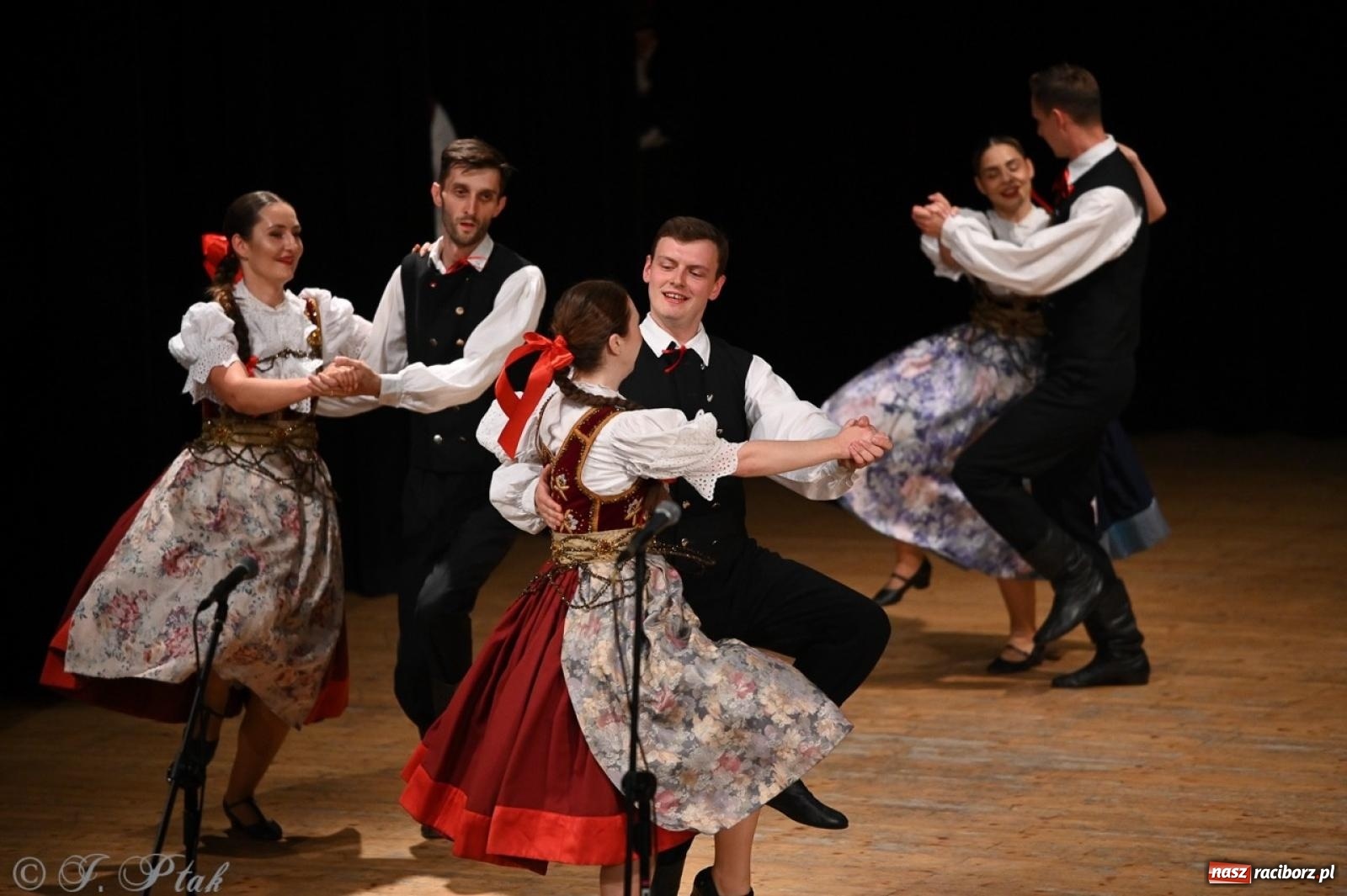 Zdjęcie w galerii na portalu naszraciborz.pl: 70. urodziny Zespołu Pieśni i Tańca Strzecha. Koncert jubileuszowy w RCK [FOTO i WIDEO] wiadomości z regionu