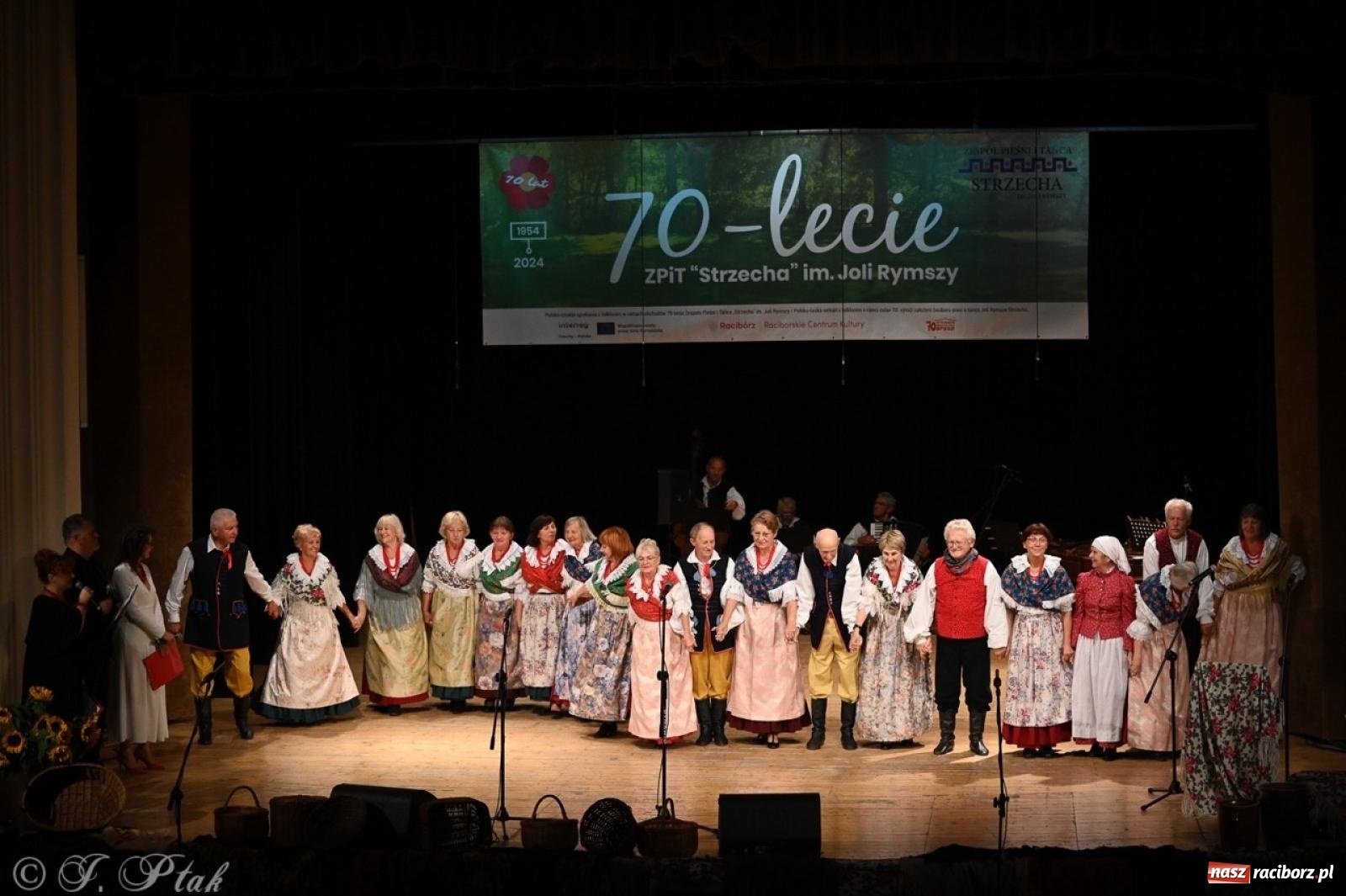 Zdjęcie w galerii na portalu naszraciborz.pl: 70. urodziny Zespołu Pieśni i Tańca Strzecha. Koncert jubileuszowy w RCK [FOTO i WIDEO] wiadomości z regionu