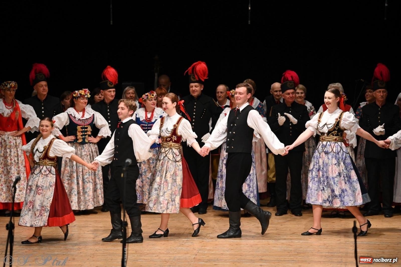 Zdjęcie w galerii na portalu naszraciborz.pl: 70. urodziny Zespołu Pieśni i Tańca Strzecha. Koncert jubileuszowy w RCK [FOTO i WIDEO] wiadomości z regionu