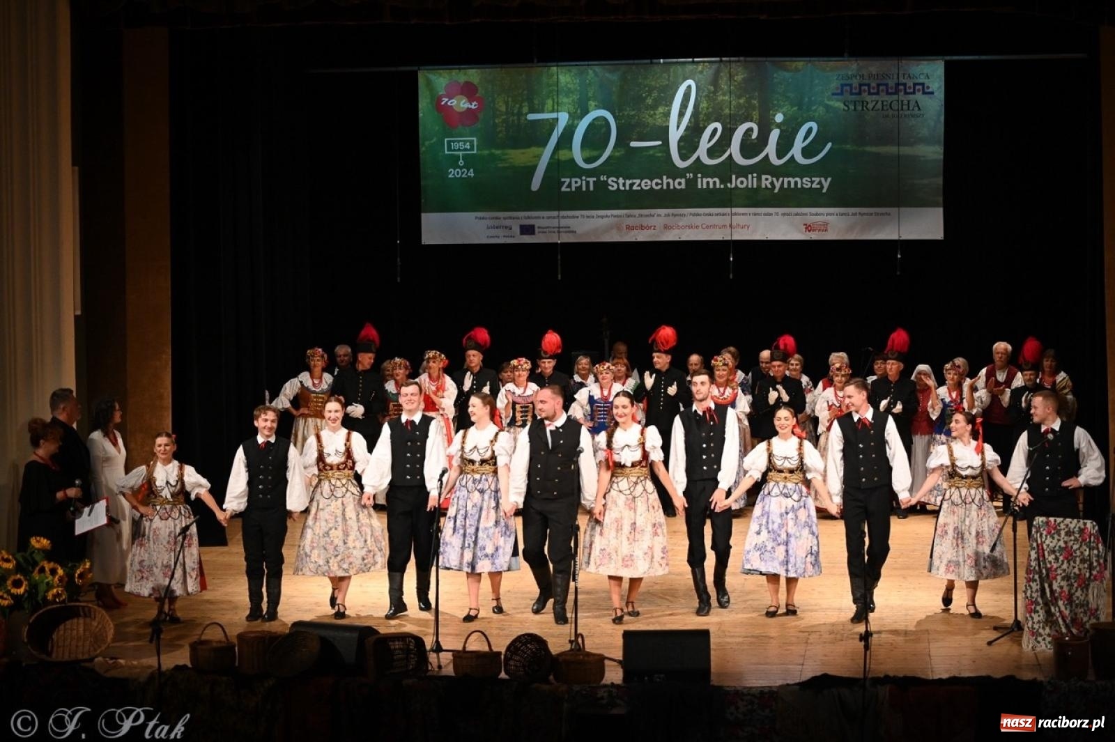 Zdjęcie w galerii na portalu naszraciborz.pl: 70. urodziny Zespołu Pieśni i Tańca Strzecha. Koncert jubileuszowy w RCK [FOTO i WIDEO] wiadomości z regionu