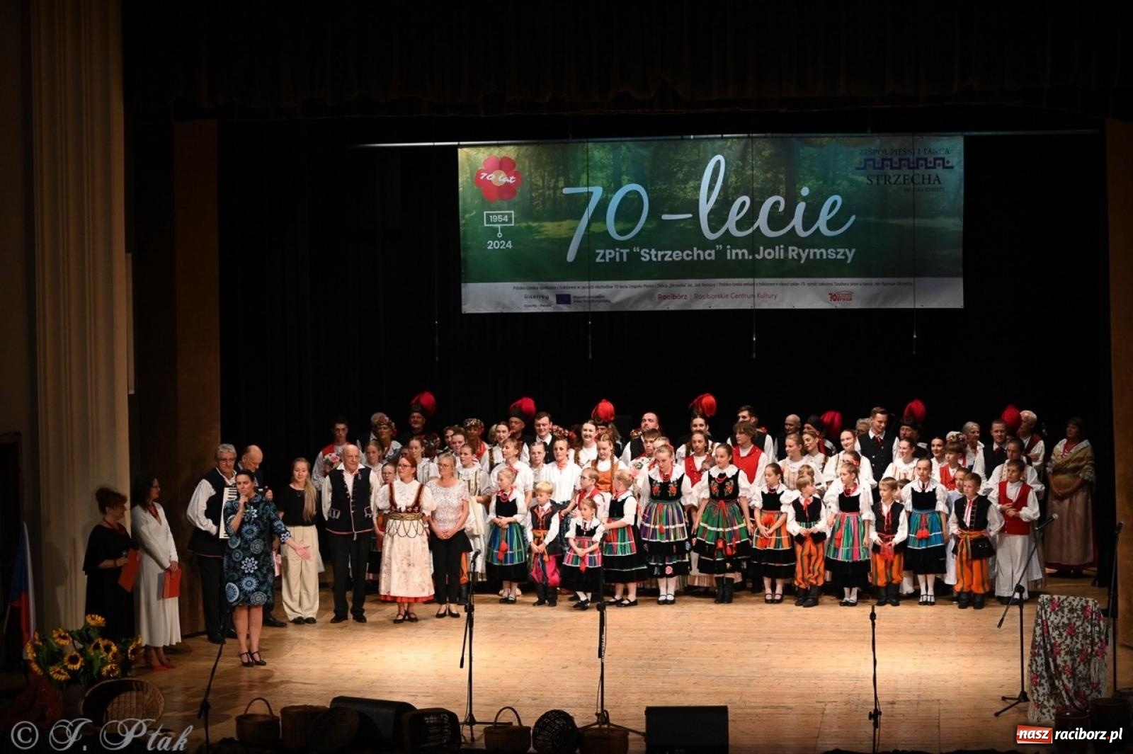 Zdjęcie w galerii na portalu naszraciborz.pl: 70. urodziny Zespołu Pieśni i Tańca Strzecha. Koncert jubileuszowy w RCK [FOTO i WIDEO] wiadomości z regionu