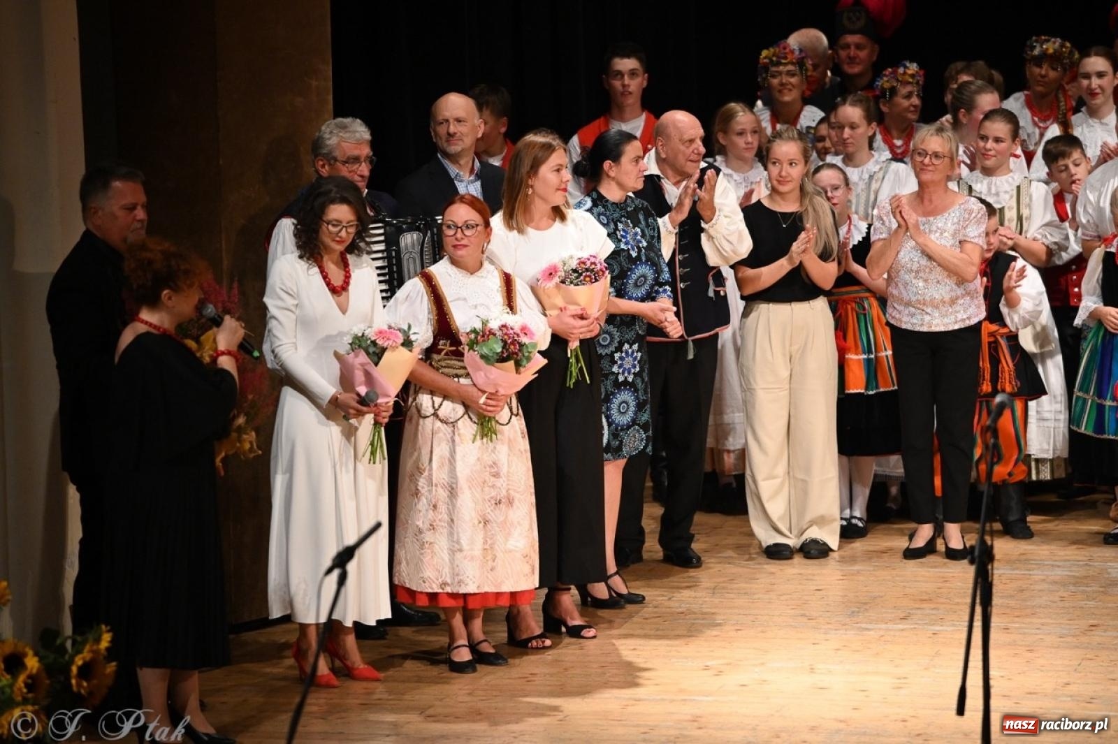 Zdjęcie w galerii na portalu naszraciborz.pl: 70. urodziny Zespołu Pieśni i Tańca Strzecha. Koncert jubileuszowy w RCK [FOTO i WIDEO] wiadomości z regionu
