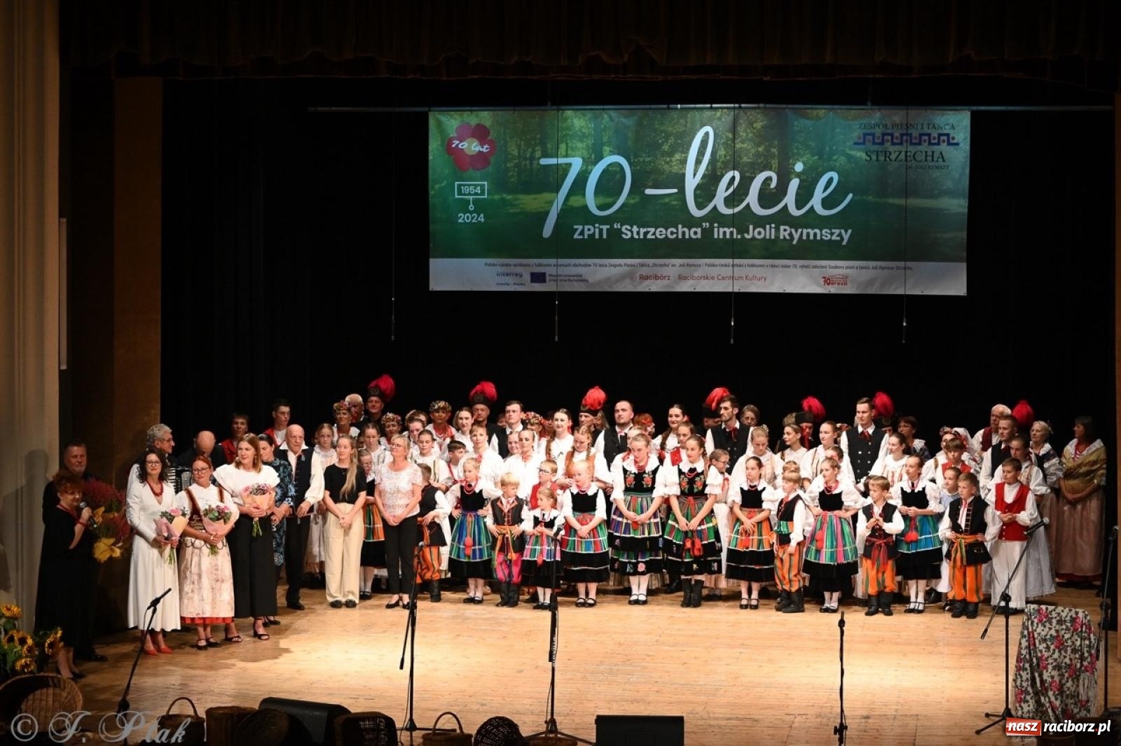 Zdjęcie w galerii na portalu naszraciborz.pl: 70. urodziny Zespołu Pieśni i Tańca Strzecha. Koncert jubileuszowy w RCK [FOTO i WIDEO] wiadomości z regionu