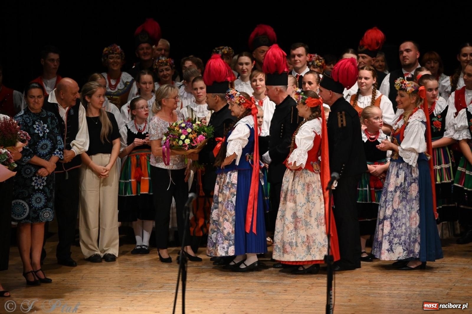 Zdjęcie w galerii na portalu naszraciborz.pl: 70. urodziny Zespołu Pieśni i Tańca Strzecha. Koncert jubileuszowy w RCK [FOTO i WIDEO] wiadomości z regionu