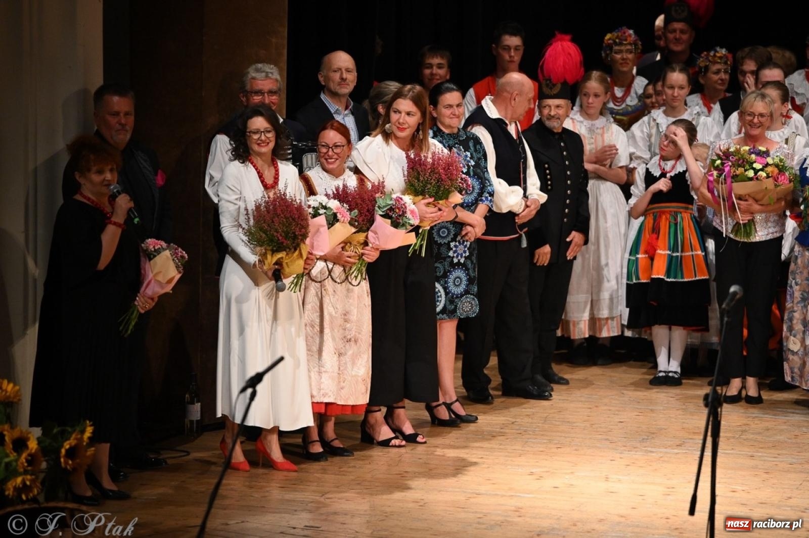 Zdjęcie w galerii na portalu naszraciborz.pl: 70. urodziny Zespołu Pieśni i Tańca Strzecha. Koncert jubileuszowy w RCK [FOTO i WIDEO] wiadomości z regionu