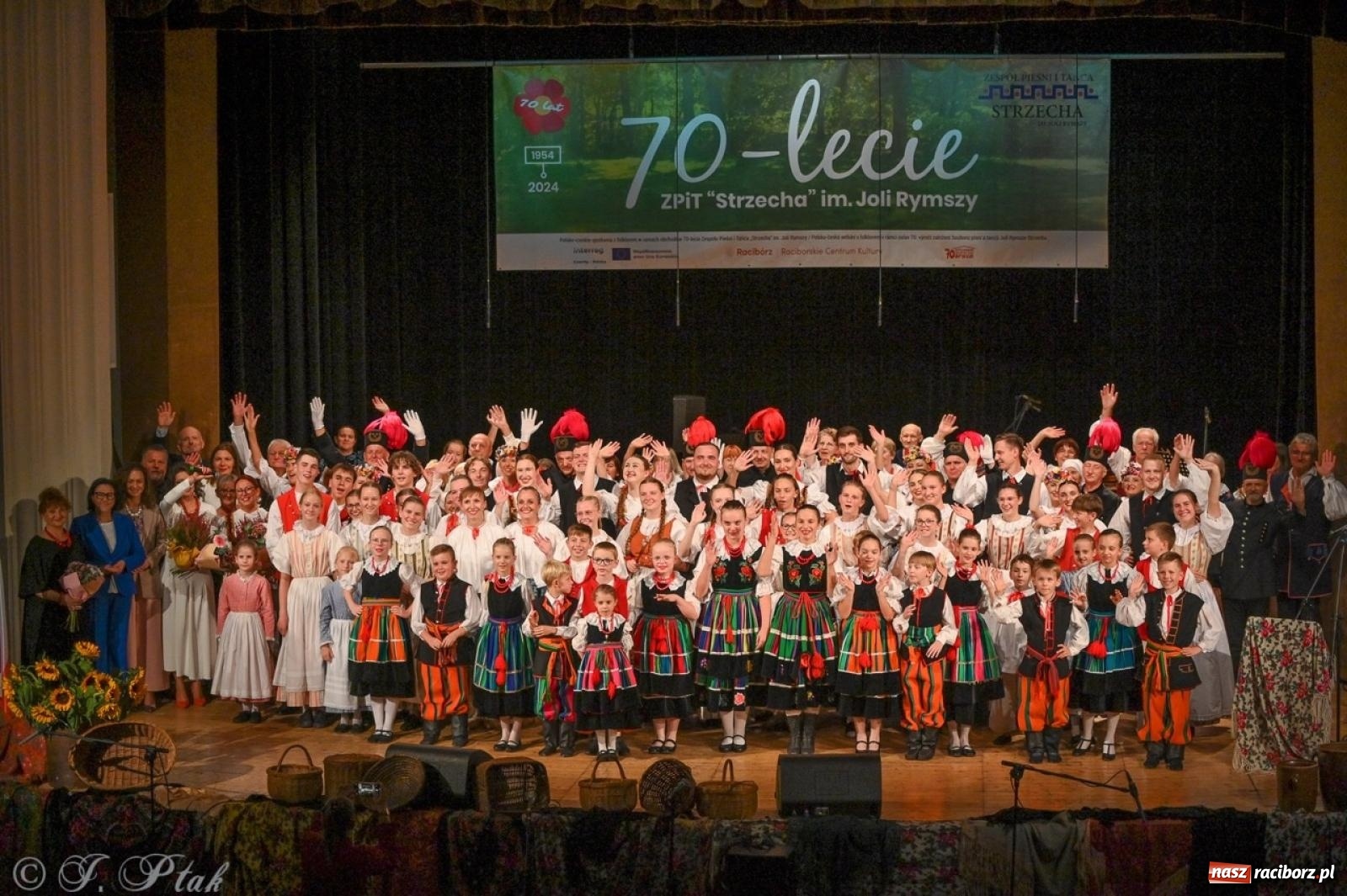 Zdjęcie w galerii na portalu naszraciborz.pl: 70. urodziny Zespołu Pieśni i Tańca Strzecha. Koncert jubileuszowy w RCK [FOTO i WIDEO] wiadomości z regionu