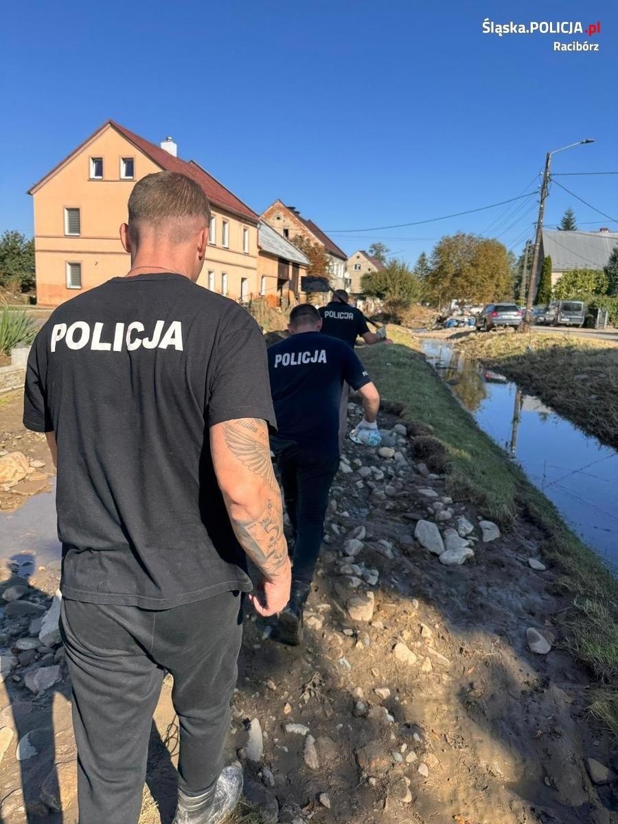 Zdjęcie w galerii na portalu naszraciborz.pl: Raciborscy policjanci pomagali powodzianom z Głuchołaz w sprzątaniu wiadomości z regionu