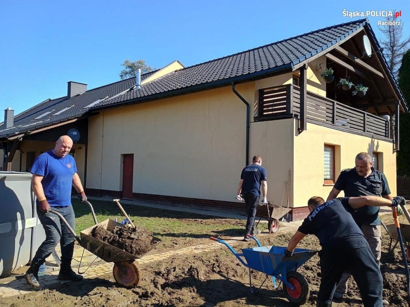 Zdjęcie w galerii na portalu naszraciborz.pl: Raciborscy policjanci pomagali powodzianom z Głuchołaz w sprzątaniu wiadomości z regionu