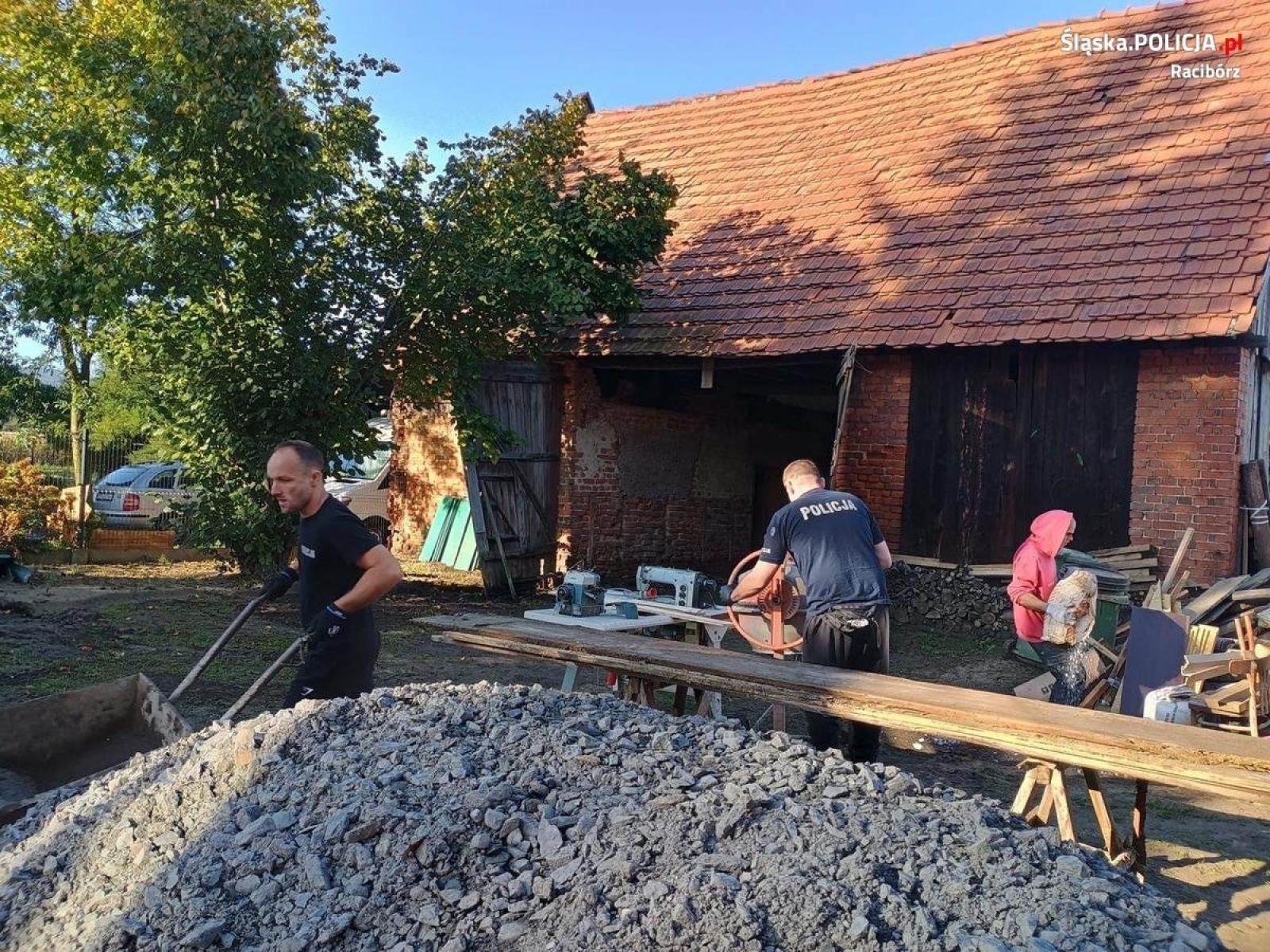 Zdjęcie w galerii na portalu naszraciborz.pl: Raciborscy policjanci pomagali powodzianom z Głuchołaz w sprzątaniu wiadomości z regionu