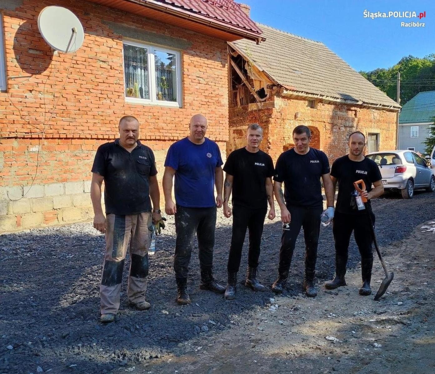 Zdjęcie w galerii na portalu naszraciborz.pl: Raciborscy policjanci pomagali powodzianom z Głuchołaz w sprzątaniu wiadomości z regionu