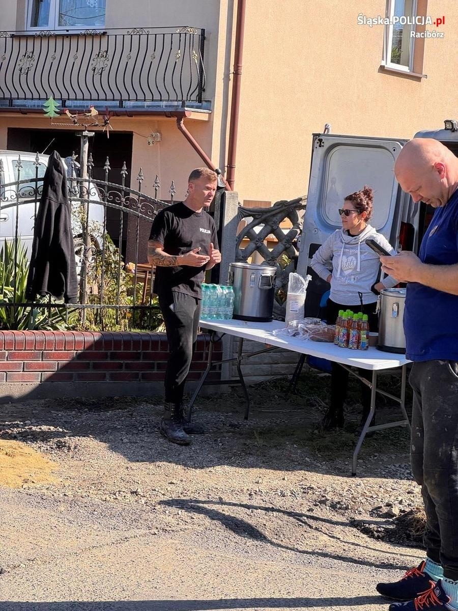 Zdjęcie w galerii na portalu naszraciborz.pl: Raciborscy policjanci pomagali powodzianom z Głuchołaz w sprzątaniu wiadomości z regionu