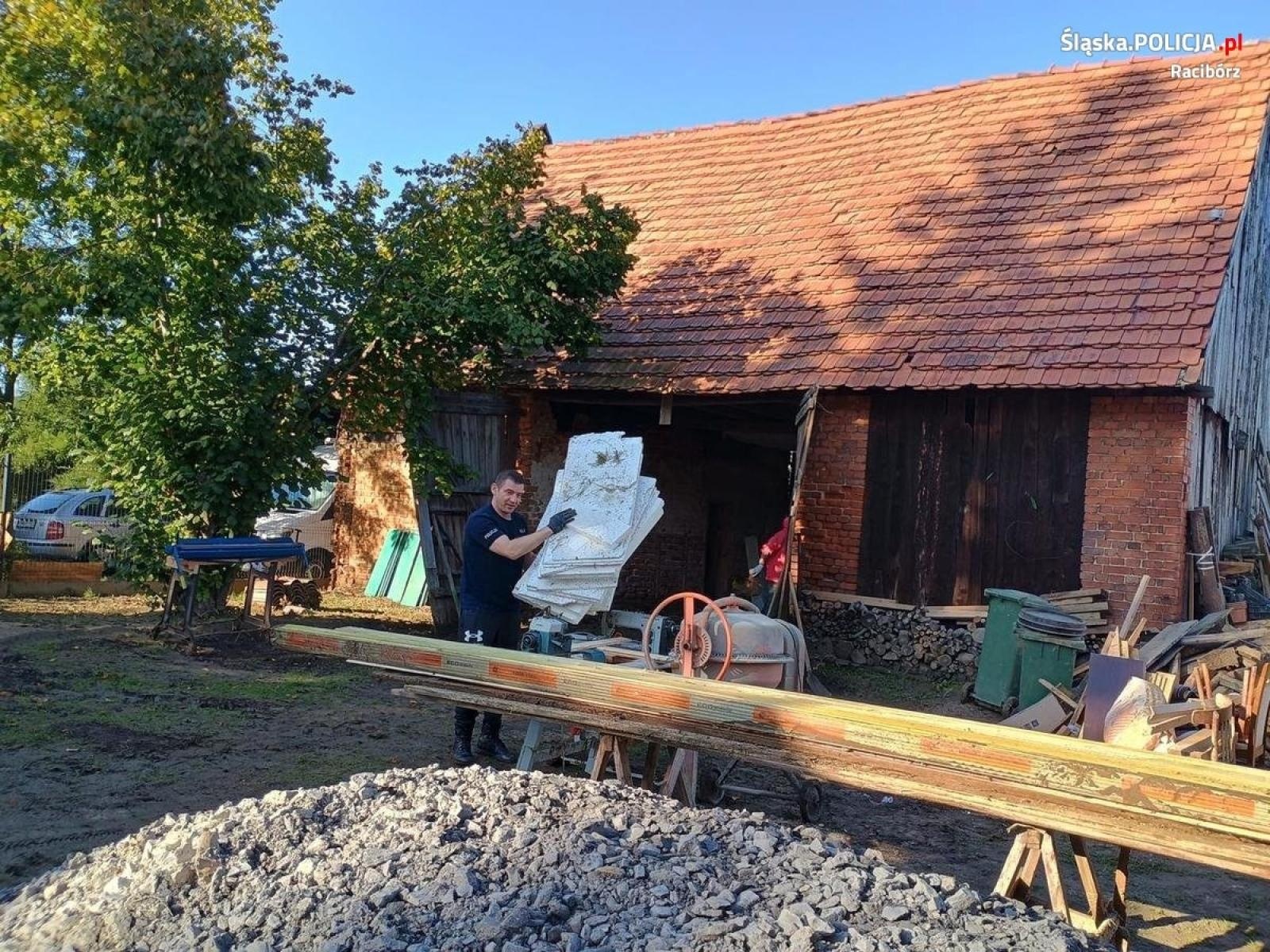 Zdjęcie w galerii na portalu naszraciborz.pl: Raciborscy policjanci pomagali powodzianom z Głuchołaz w sprzątaniu wiadomości z regionu