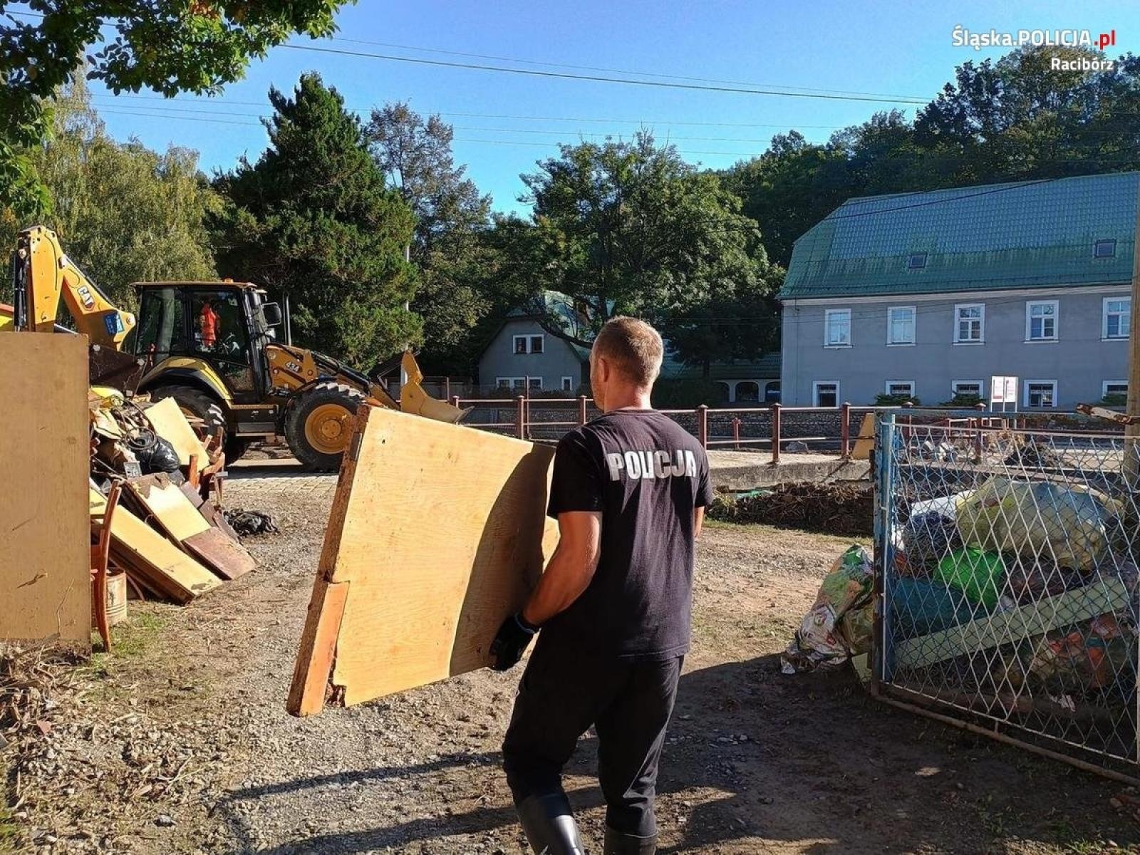 Zdjęcie w galerii na portalu naszraciborz.pl: Raciborscy policjanci pomagali powodzianom z Głuchołaz w sprzątaniu wiadomości z regionu