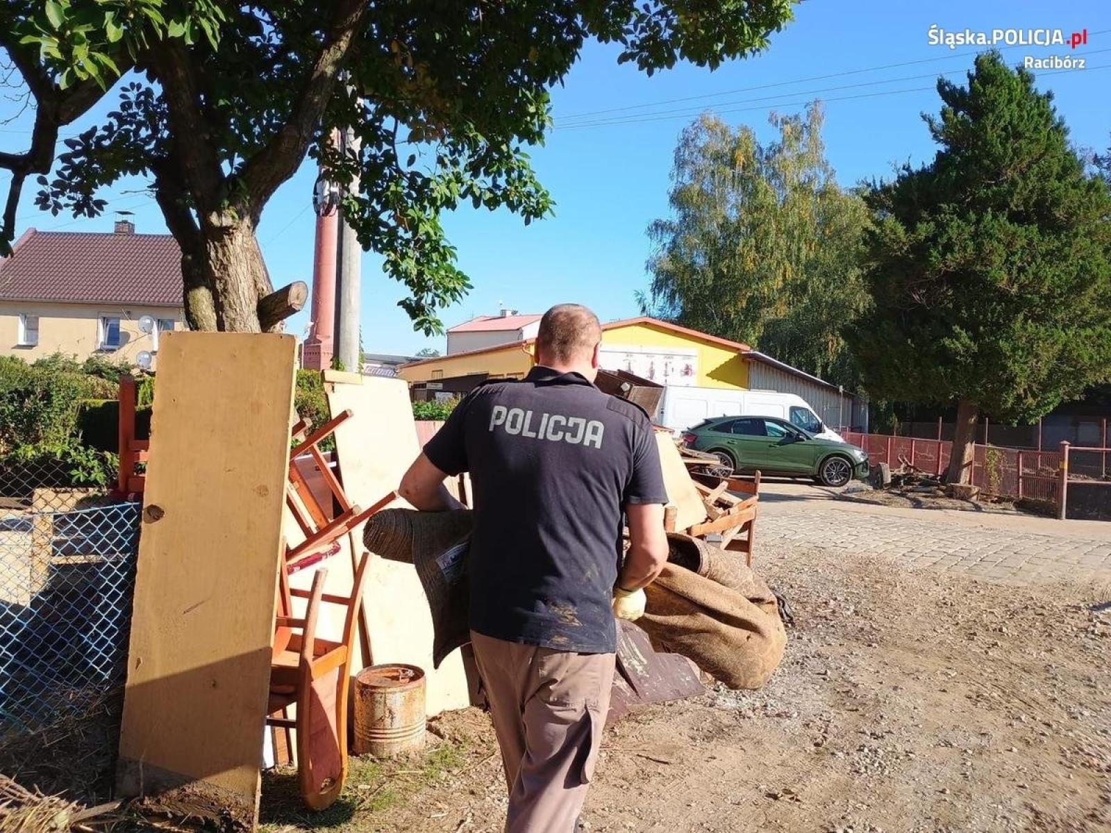 Zdjęcie w galerii na portalu naszraciborz.pl: Raciborscy policjanci pomagali powodzianom z Głuchołaz w sprzątaniu wiadomości z regionu