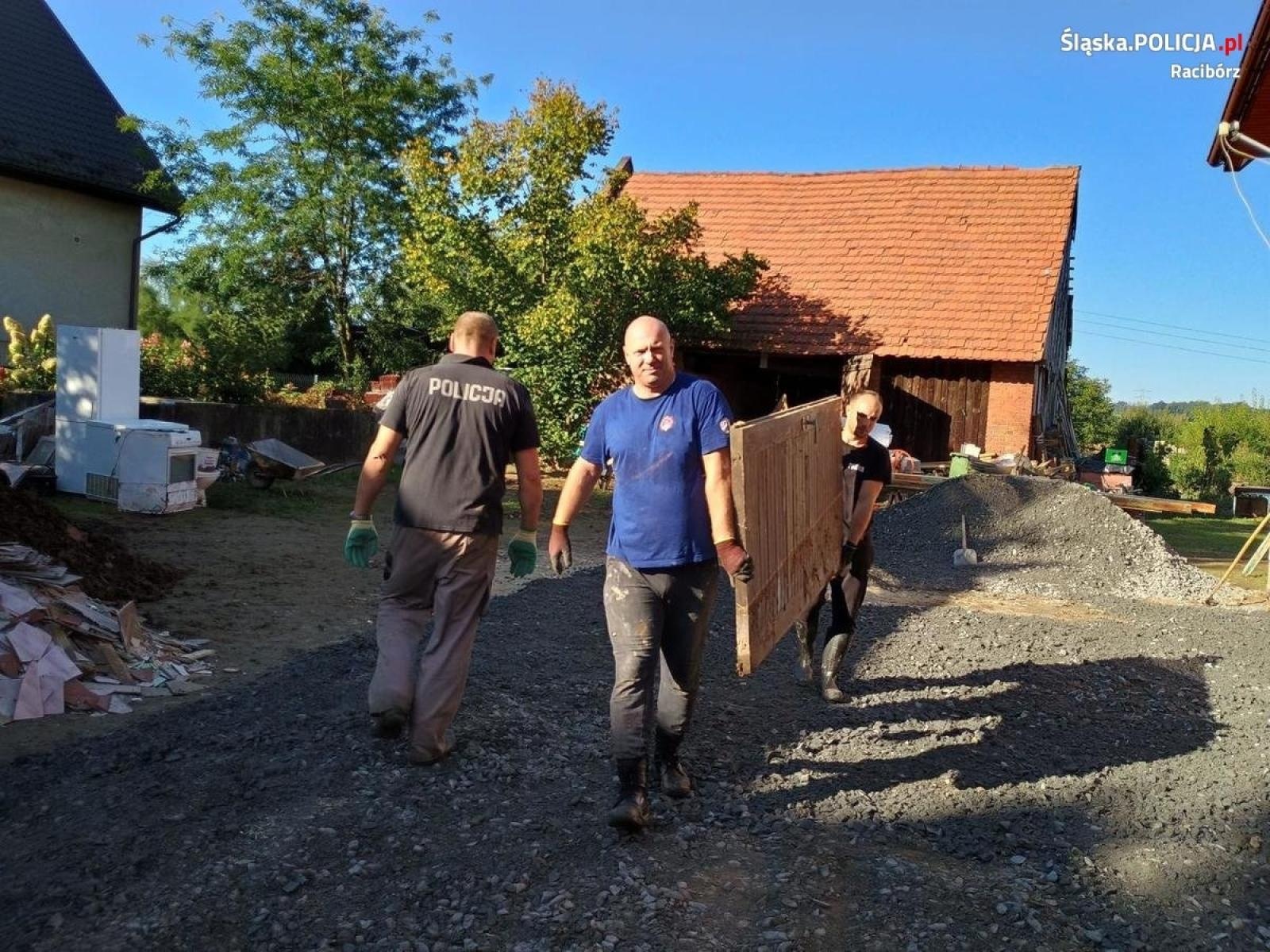 Zdjęcie w galerii na portalu naszraciborz.pl: Raciborscy policjanci pomagali powodzianom z Głuchołaz w sprzątaniu wiadomości z regionu