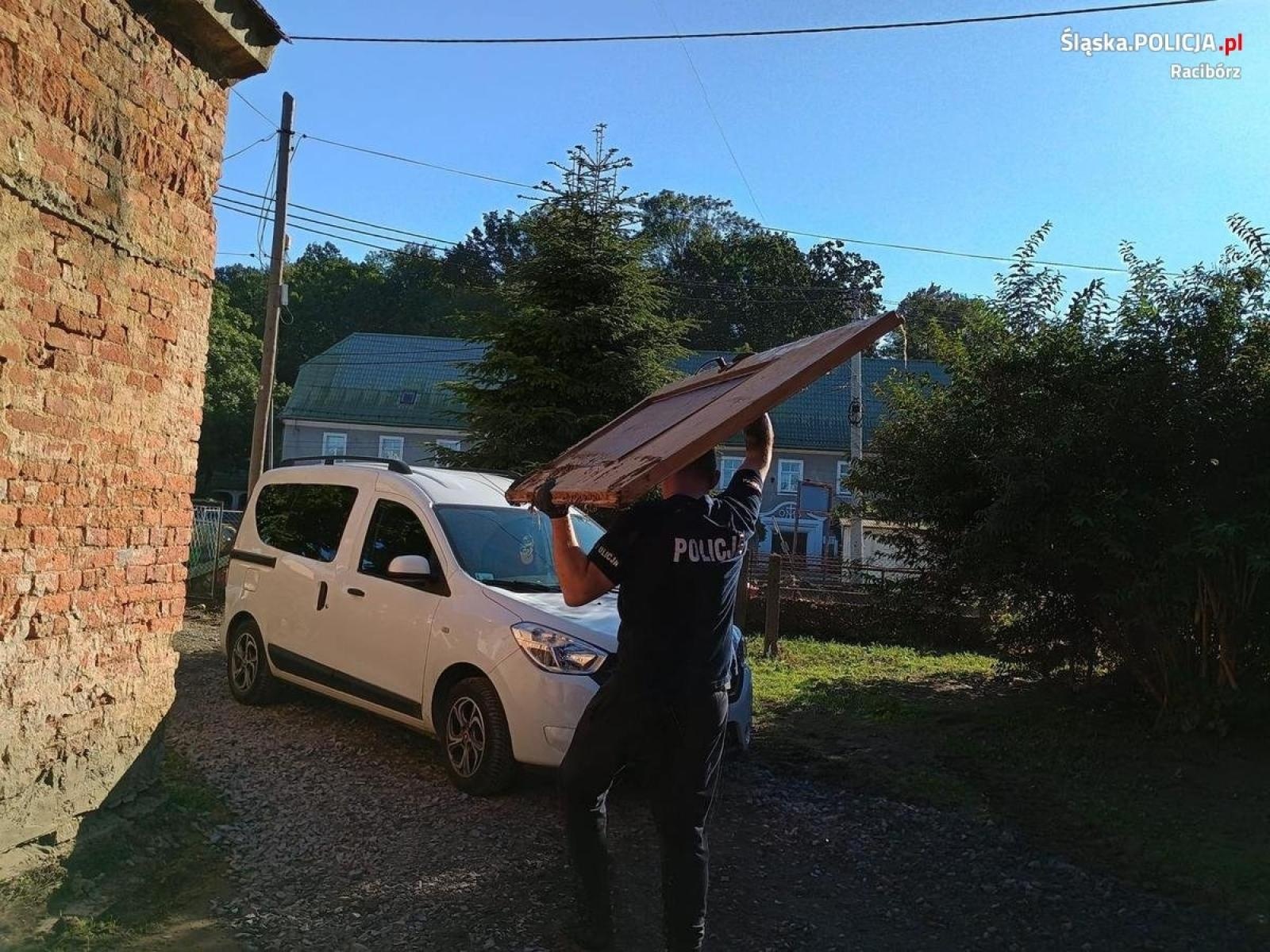 Zdjęcie w galerii na portalu naszraciborz.pl: Raciborscy policjanci pomagali powodzianom z Głuchołaz w sprzątaniu wiadomości z regionu