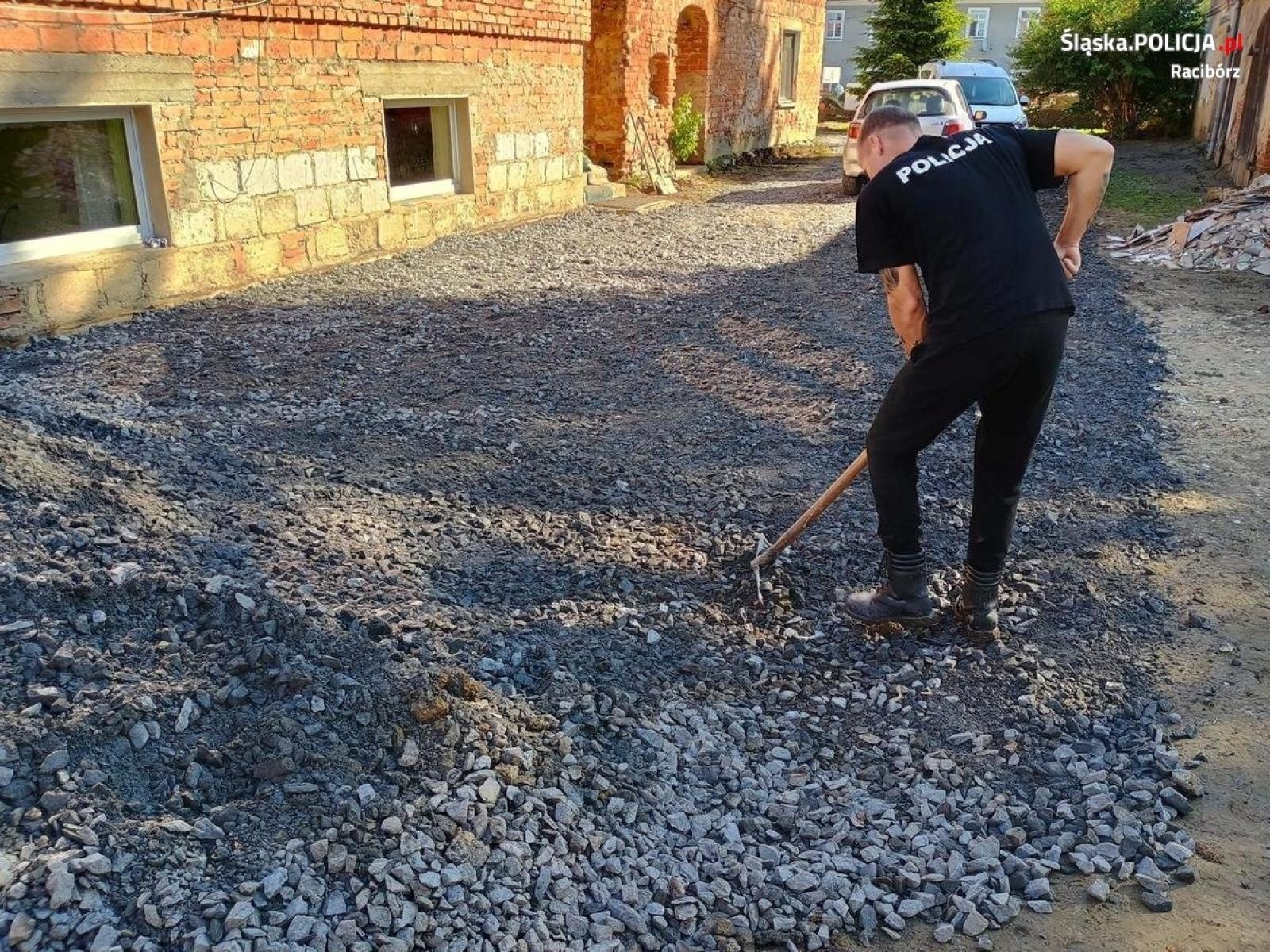 Zdjęcie w galerii na portalu naszraciborz.pl: Raciborscy policjanci pomagali powodzianom z Głuchołaz w sprzątaniu wiadomości z regionu