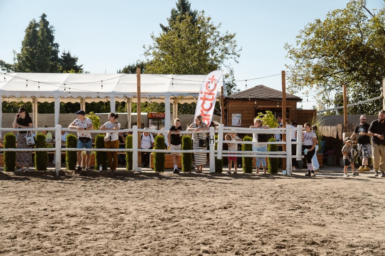 Zdjęcie w galerii na portalu naszraciborz.pl: Zręczność w siodle, hobby horse i skoki. Weekend w siodle w Żerdzinach wiadomości z regionu