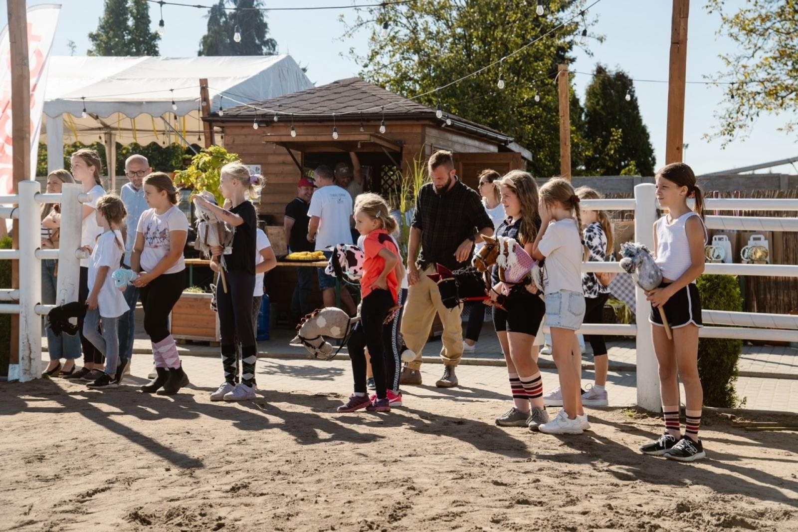 Zdjęcie w galerii na portalu naszraciborz.pl: Zręczność w siodle, hobby horse i skoki. Weekend w siodle w Żerdzinach wiadomości z regionu