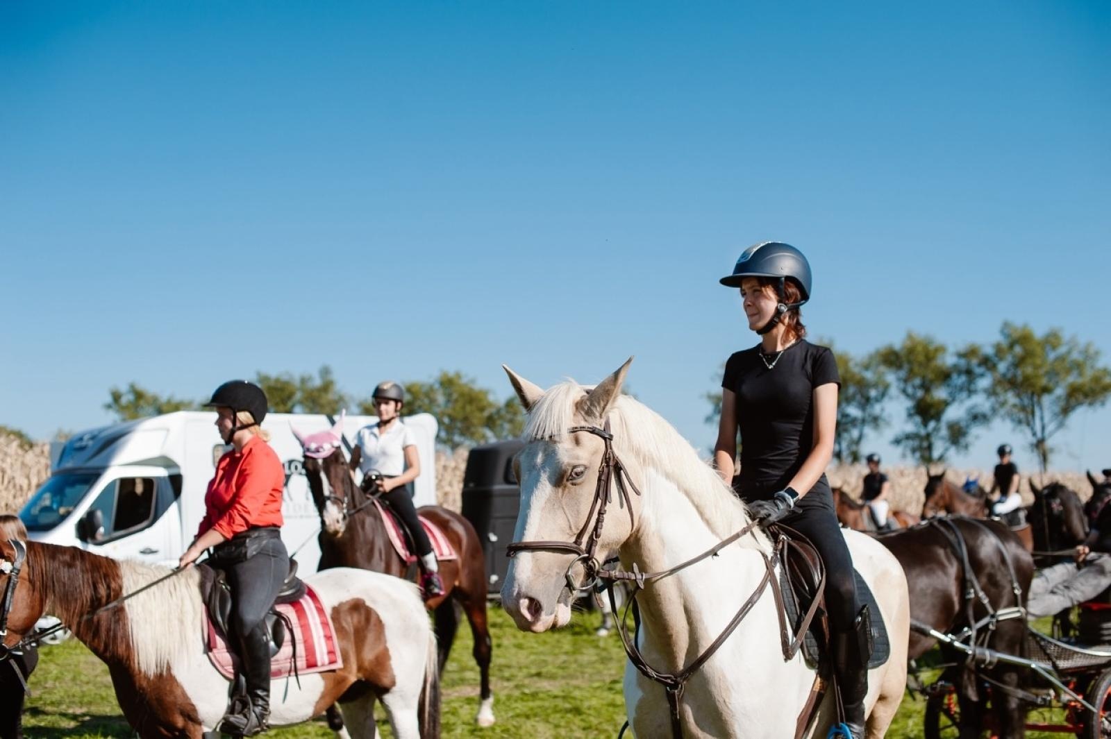 Zdjęcie w galerii na portalu naszraciborz.pl: Zręczność w siodle, hobby horse i skoki. Weekend w siodle w Żerdzinach wiadomości z regionu