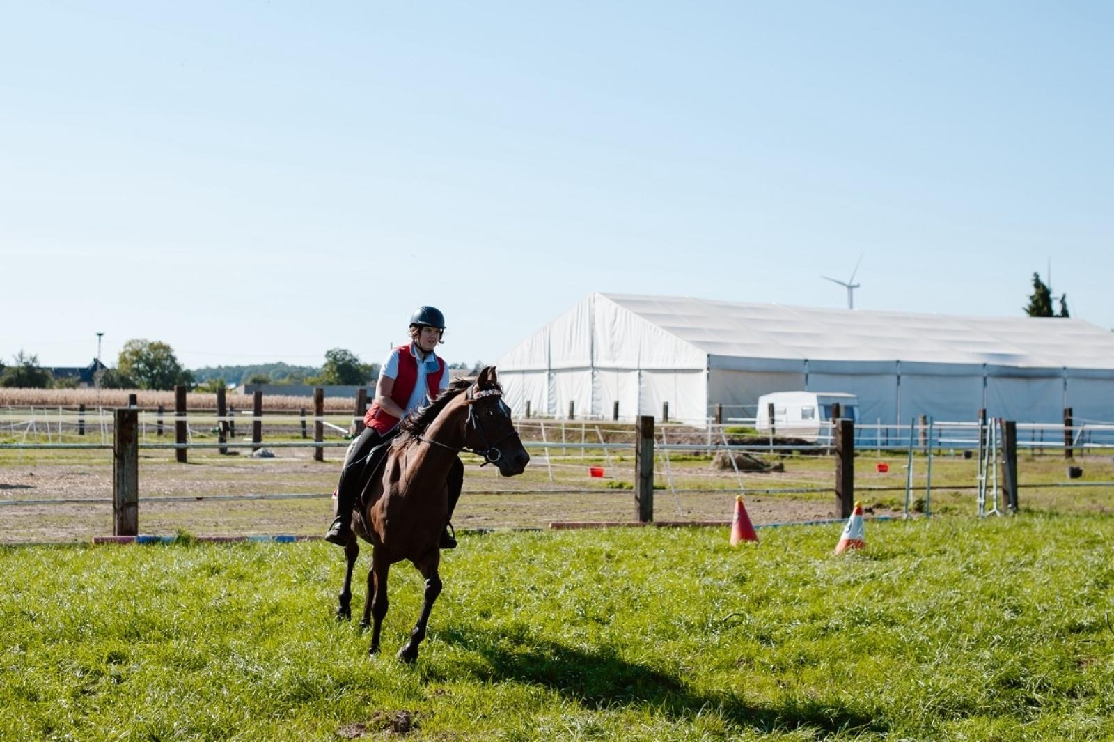 Zdjęcie w galerii na portalu naszraciborz.pl: Zręczność w siodle, hobby horse i skoki. Weekend w siodle w Żerdzinach wiadomości z regionu