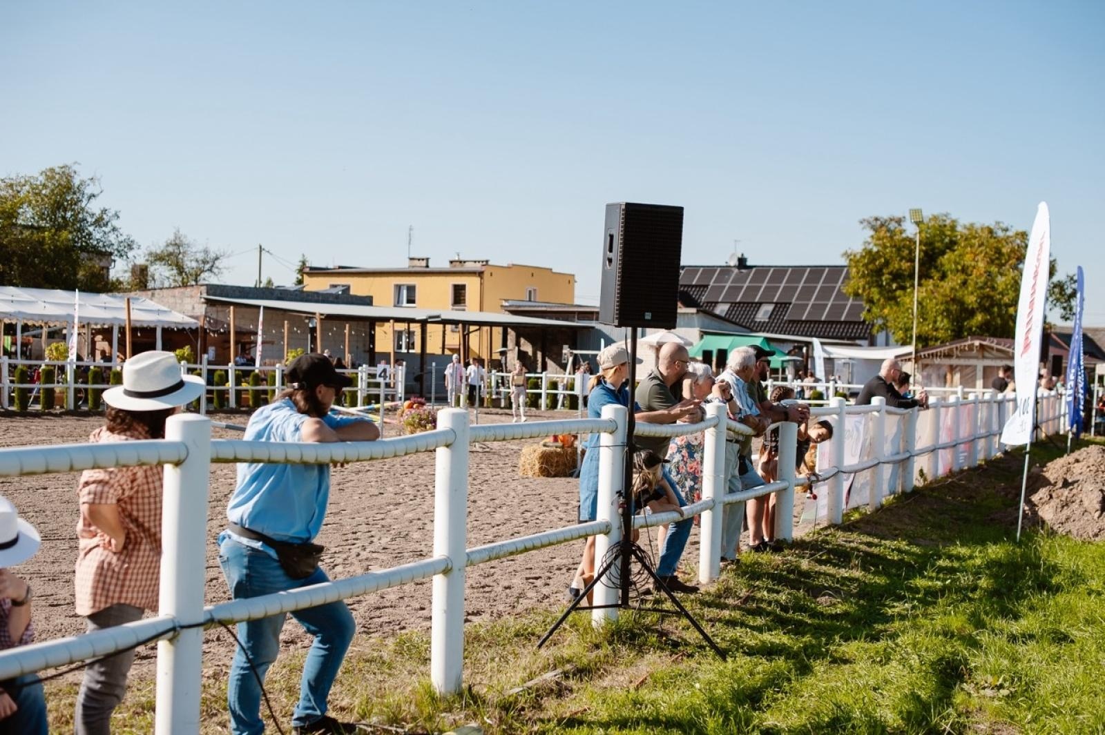 Zdjęcie w galerii na portalu naszraciborz.pl: Zręczność w siodle, hobby horse i skoki. Weekend w siodle w Żerdzinach wiadomości z regionu