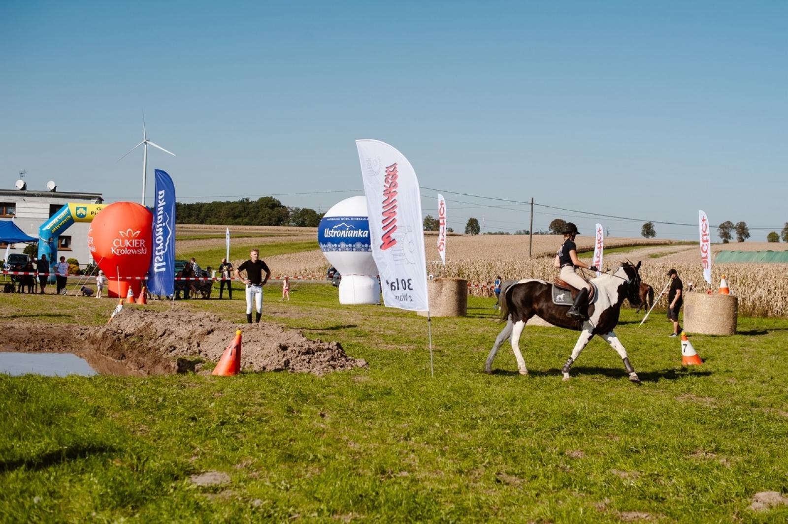 Zdjęcie w galerii na portalu naszraciborz.pl: Zręczność w siodle, hobby horse i skoki. Weekend w siodle w Żerdzinach wiadomości z regionu
