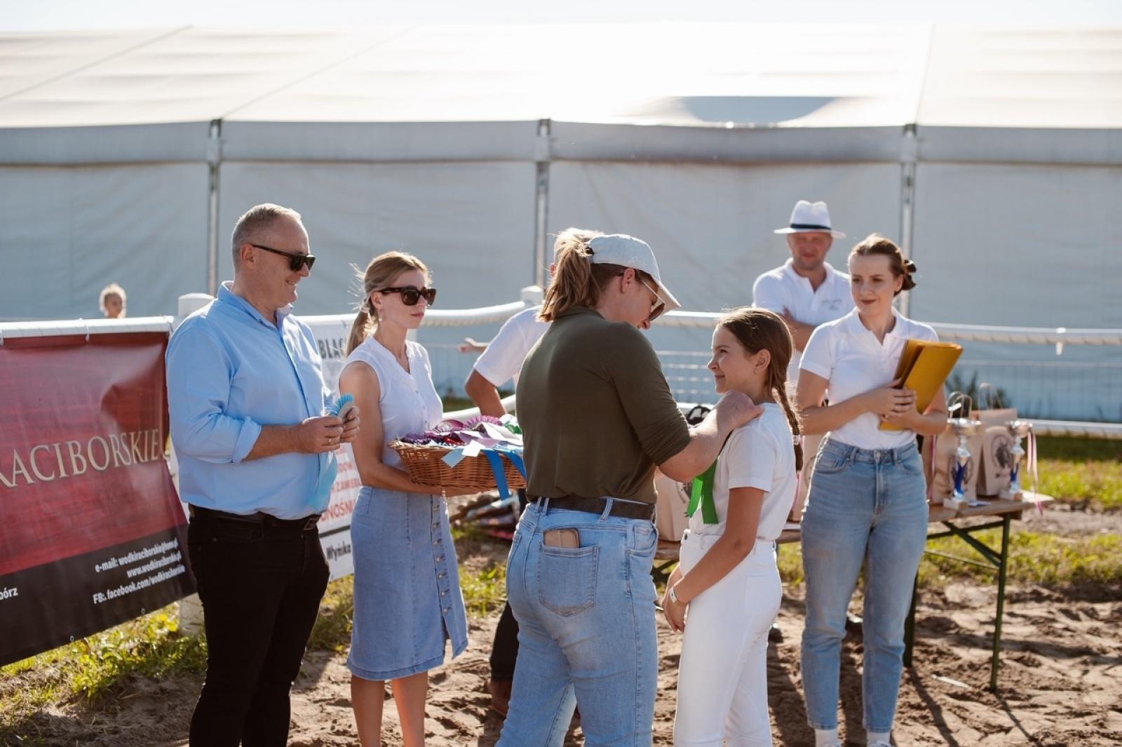 Zdjęcie w galerii na portalu naszraciborz.pl: Zręczność w siodle, hobby horse i skoki. Weekend w siodle w Żerdzinach wiadomości z regionu