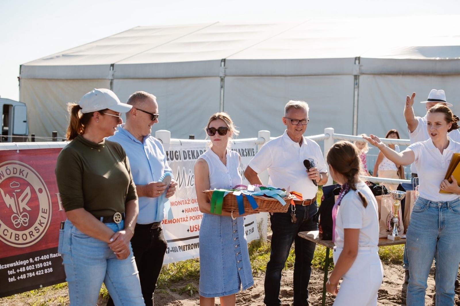 Zdjęcie w galerii na portalu naszraciborz.pl: Zręczność w siodle, hobby horse i skoki. Weekend w siodle w Żerdzinach wiadomości z regionu