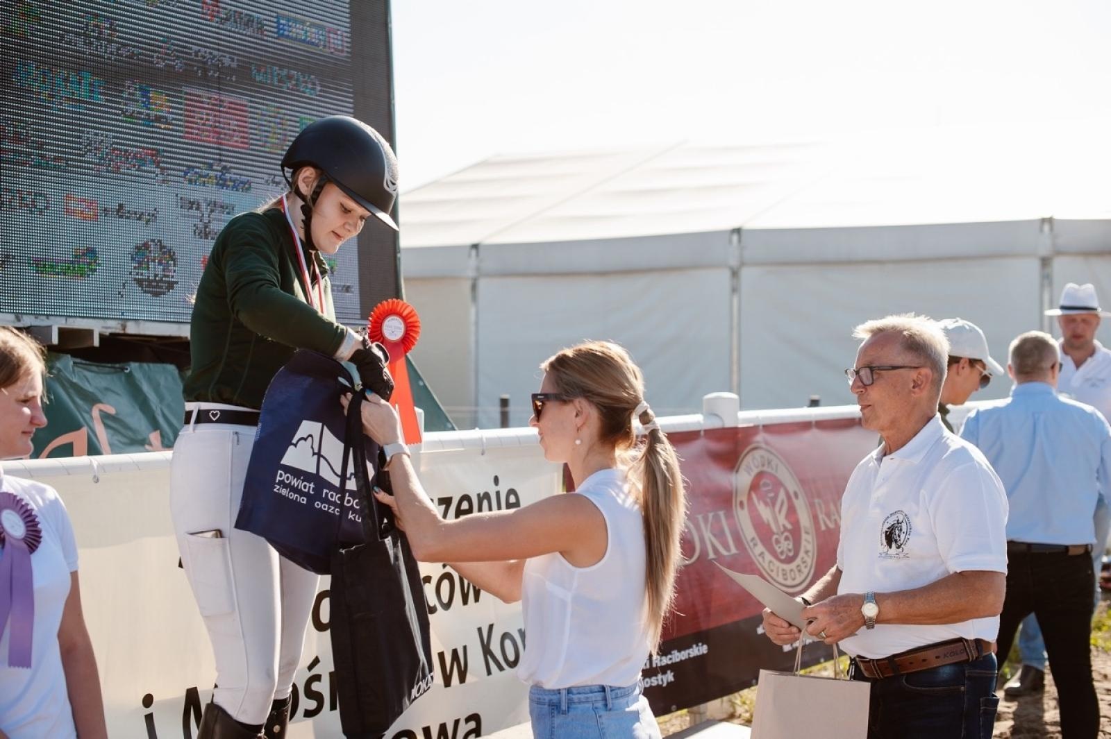 Zdjęcie w galerii na portalu naszraciborz.pl: Zręczność w siodle, hobby horse i skoki. Weekend w siodle w Żerdzinach wiadomości z regionu
