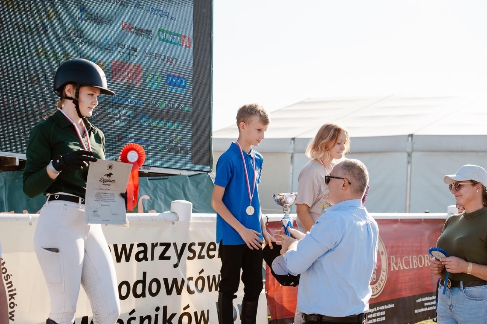 Zdjęcie w galerii na portalu naszraciborz.pl: Zręczność w siodle, hobby horse i skoki. Weekend w siodle w Żerdzinach wiadomości z regionu