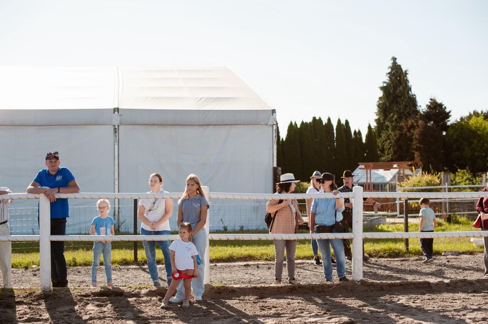 Zdjęcie w galerii na portalu naszraciborz.pl: Zręczność w siodle, hobby horse i skoki. Weekend w siodle w Żerdzinach wiadomości z regionu