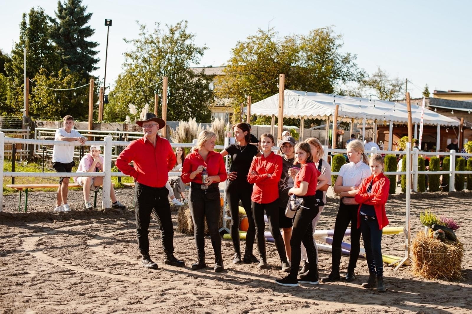 Zdjęcie w galerii na portalu naszraciborz.pl: Zręczność w siodle, hobby horse i skoki. Weekend w siodle w Żerdzinach wiadomości z regionu