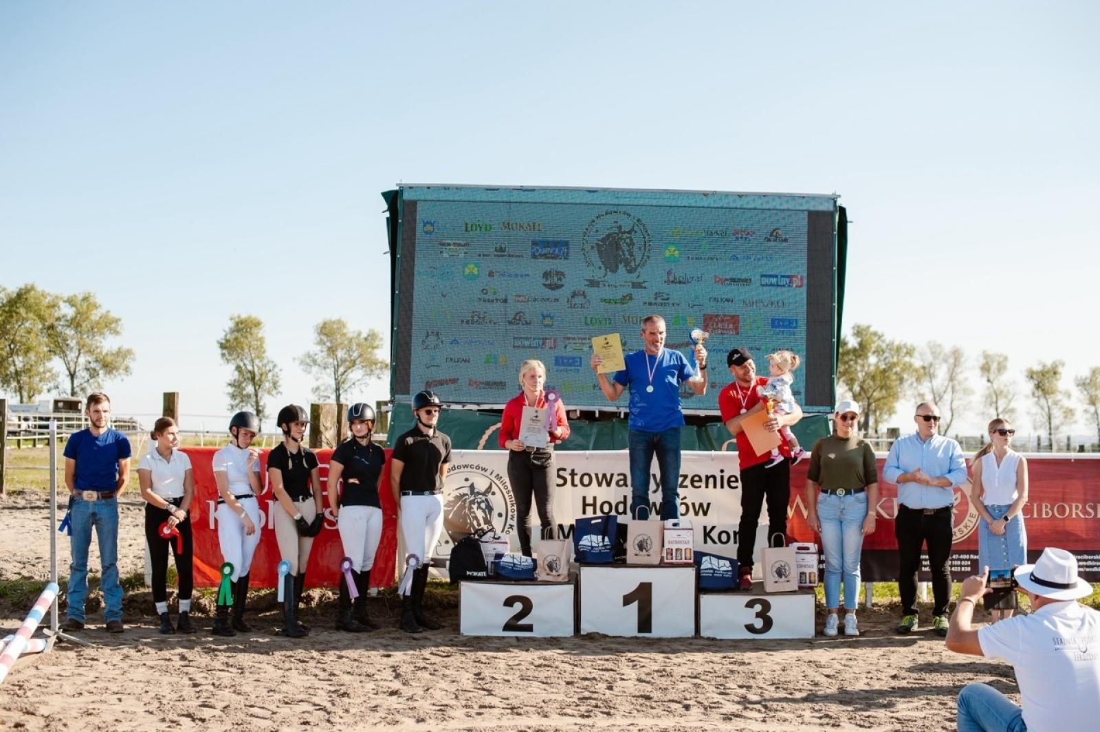 Zdjęcie w galerii na portalu naszraciborz.pl: Zręczność w siodle, hobby horse i skoki. Weekend w siodle w Żerdzinach wiadomości z regionu