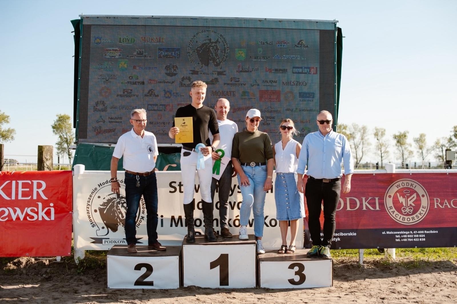 Zdjęcie w galerii na portalu naszraciborz.pl: Zręczność w siodle, hobby horse i skoki. Weekend w siodle w Żerdzinach wiadomości z regionu