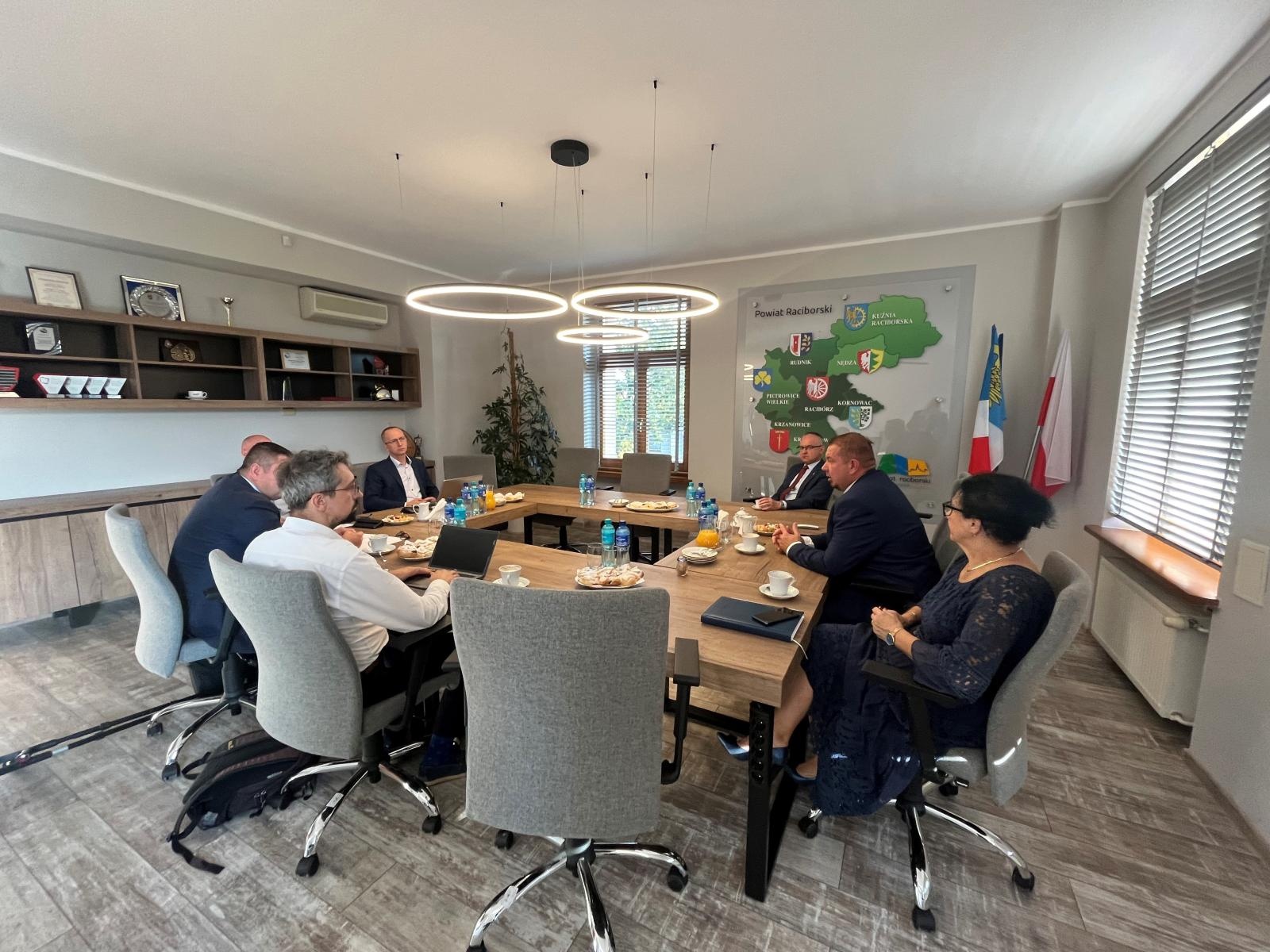 Zdjęcie w galerii na portalu naszraciborz.pl: Wiceminister Infrastruktury odwiedził Racibórz – rozmowy o drogach, transporcie i pomocy powodzianom wiadomości z regionu