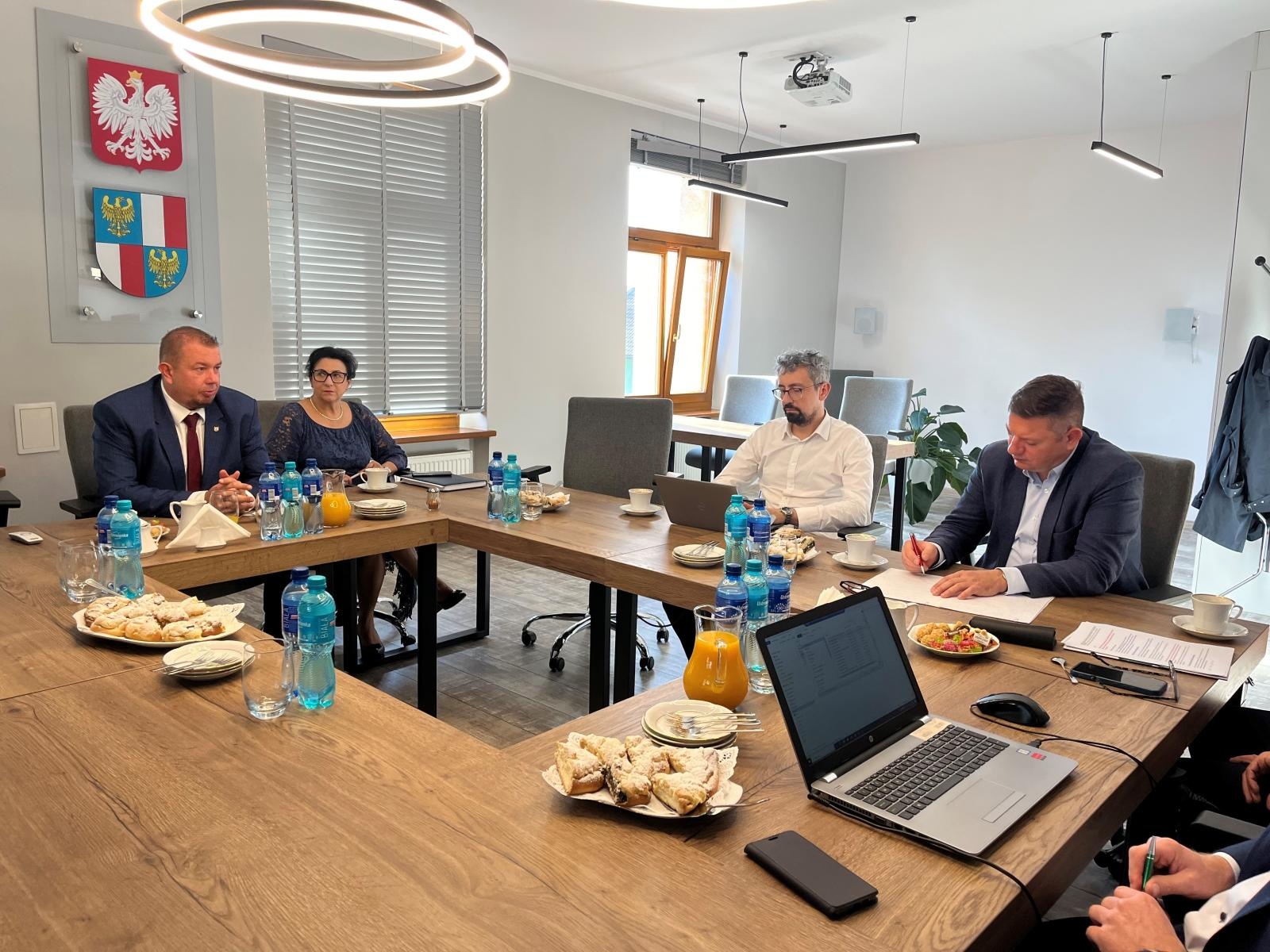 Zdjęcie w galerii na portalu naszraciborz.pl: Wiceminister Infrastruktury odwiedził Racibórz – rozmowy o drogach, transporcie i pomocy powodzianom wiadomości z regionu