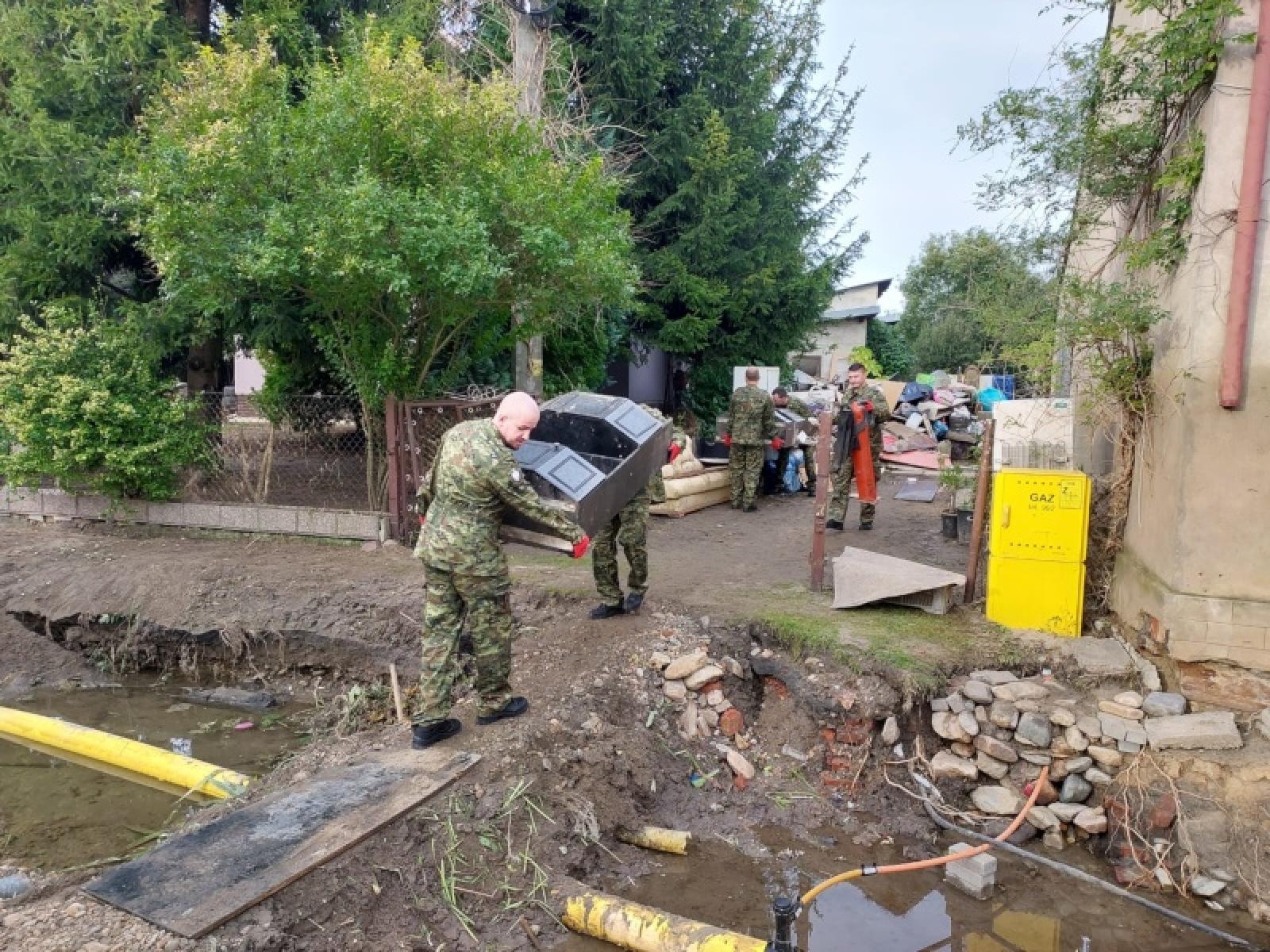 Zdjęcie w galerii na portalu naszraciborz.pl: Funkcjonariusze Śląskiego Oddziału Straży Granicznej pomagają powodzianom wiadomości z regionu