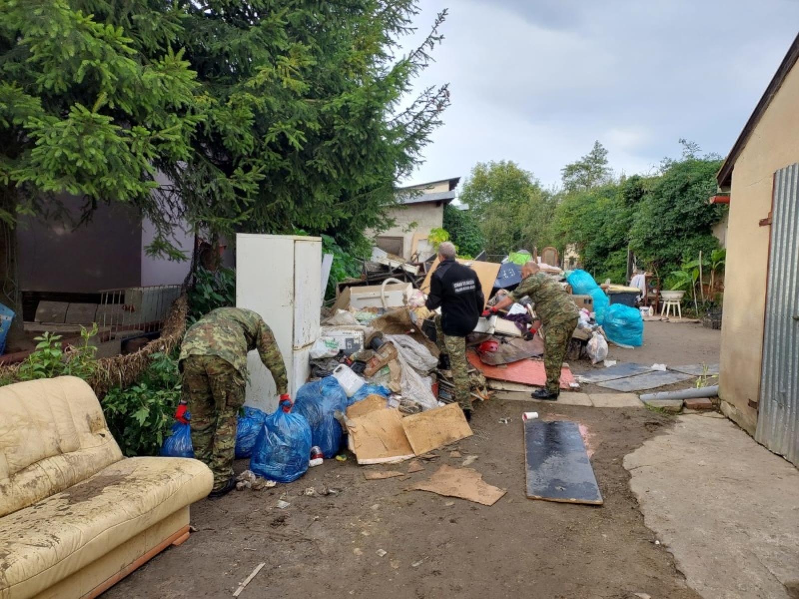Zdjęcie w galerii na portalu naszraciborz.pl: Funkcjonariusze Śląskiego Oddziału Straży Granicznej pomagają powodzianom wiadomości z regionu