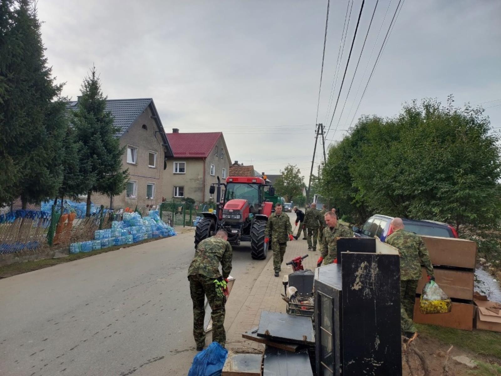 Zdjęcie w galerii na portalu naszraciborz.pl: Funkcjonariusze Śląskiego Oddziału Straży Granicznej pomagają powodzianom wiadomości z regionu