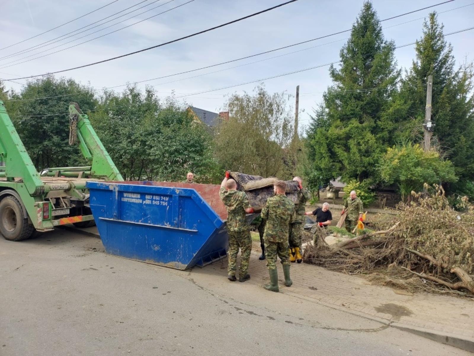 Zdjęcie w galerii na portalu naszraciborz.pl: Funkcjonariusze Śląskiego Oddziału Straży Granicznej pomagają powodzianom wiadomości z regionu