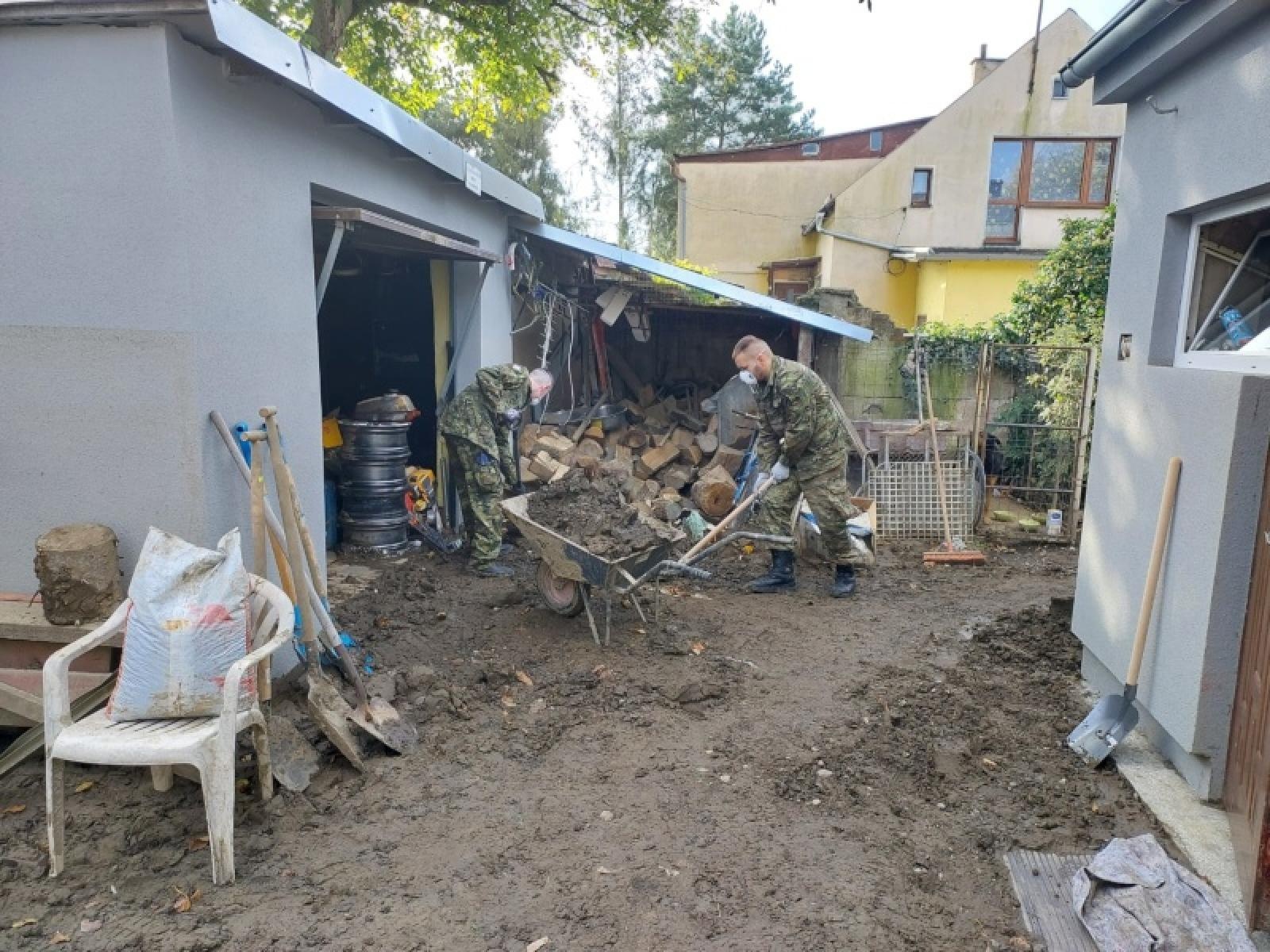 Zdjęcie w galerii na portalu naszraciborz.pl: Funkcjonariusze Śląskiego Oddziału Straży Granicznej pomagają powodzianom wiadomości z regionu