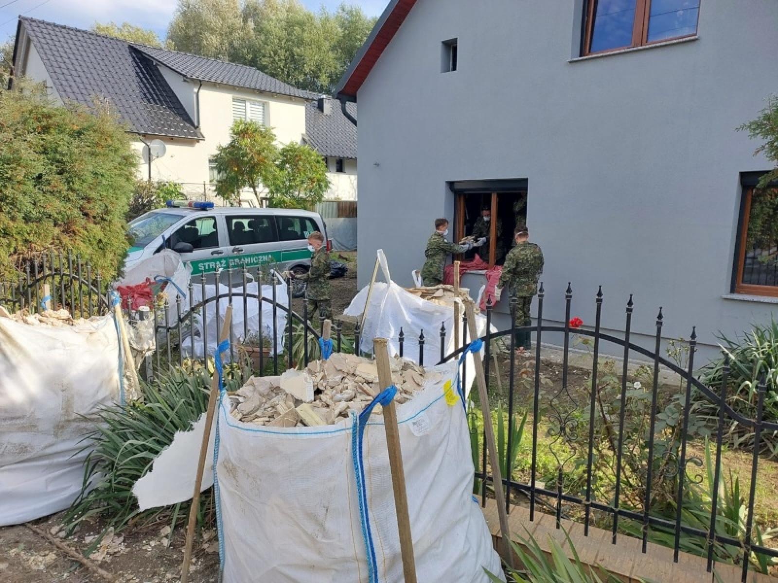 Zdjęcie w galerii na portalu naszraciborz.pl: Funkcjonariusze Śląskiego Oddziału Straży Granicznej pomagają powodzianom wiadomości z regionu
